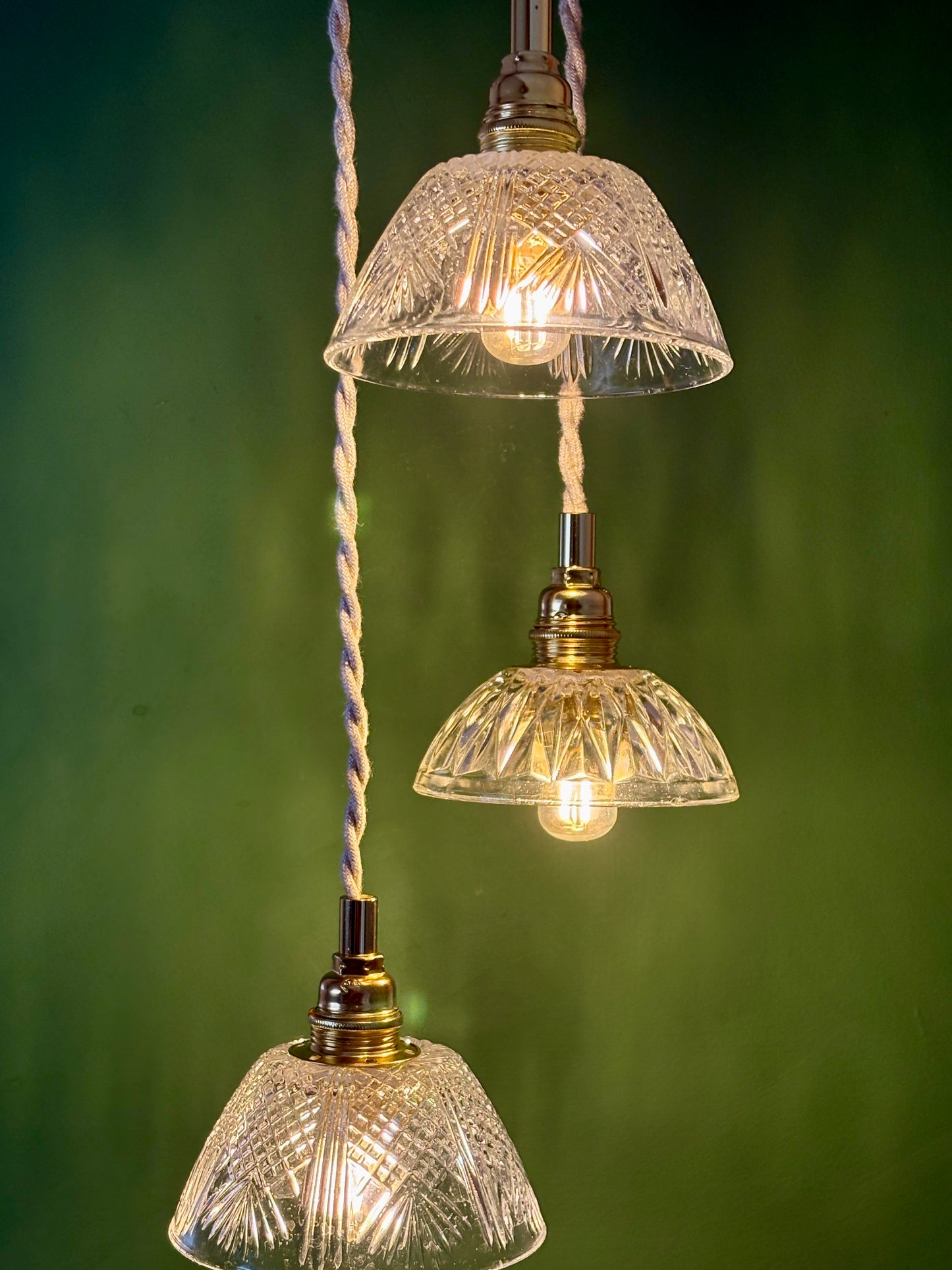 Suspension triple abat-jour vintage en verre ciselé - collection vaisselle