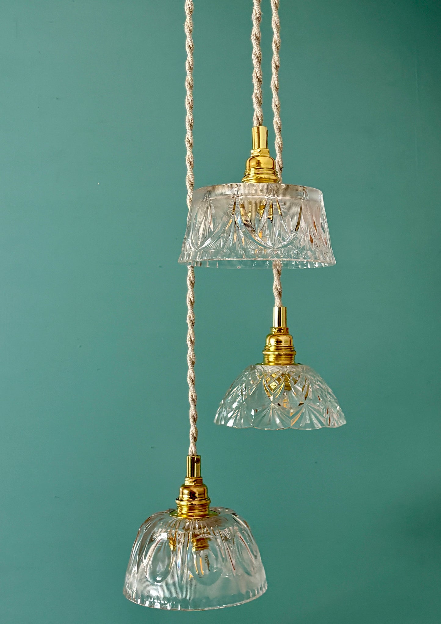 Suspension triple abat-jour vintage en verre et cristal ciselé - collection vaisselle