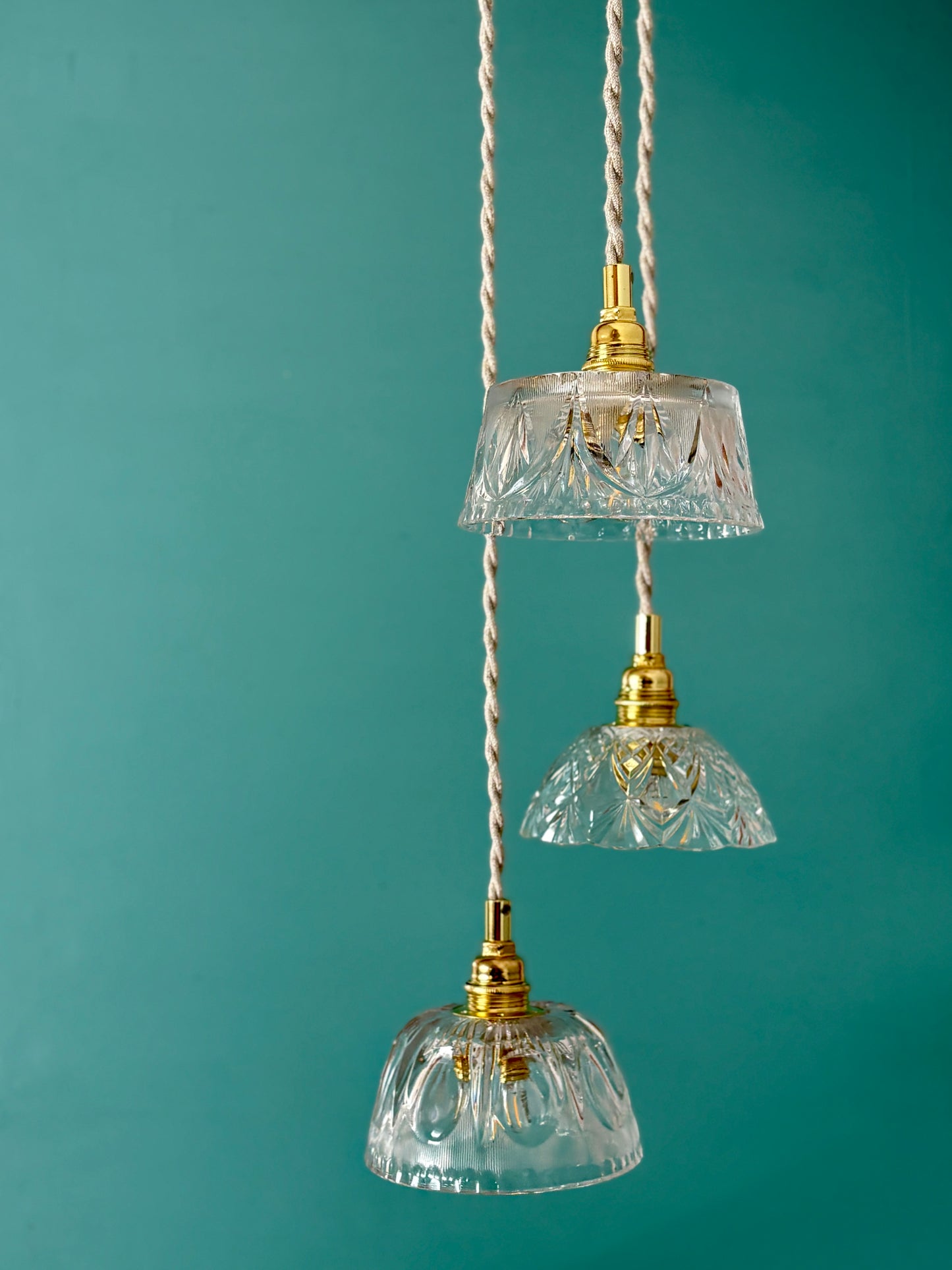 Suspension triple abat-jour vintage en verre et cristal ciselé - collection vaisselle