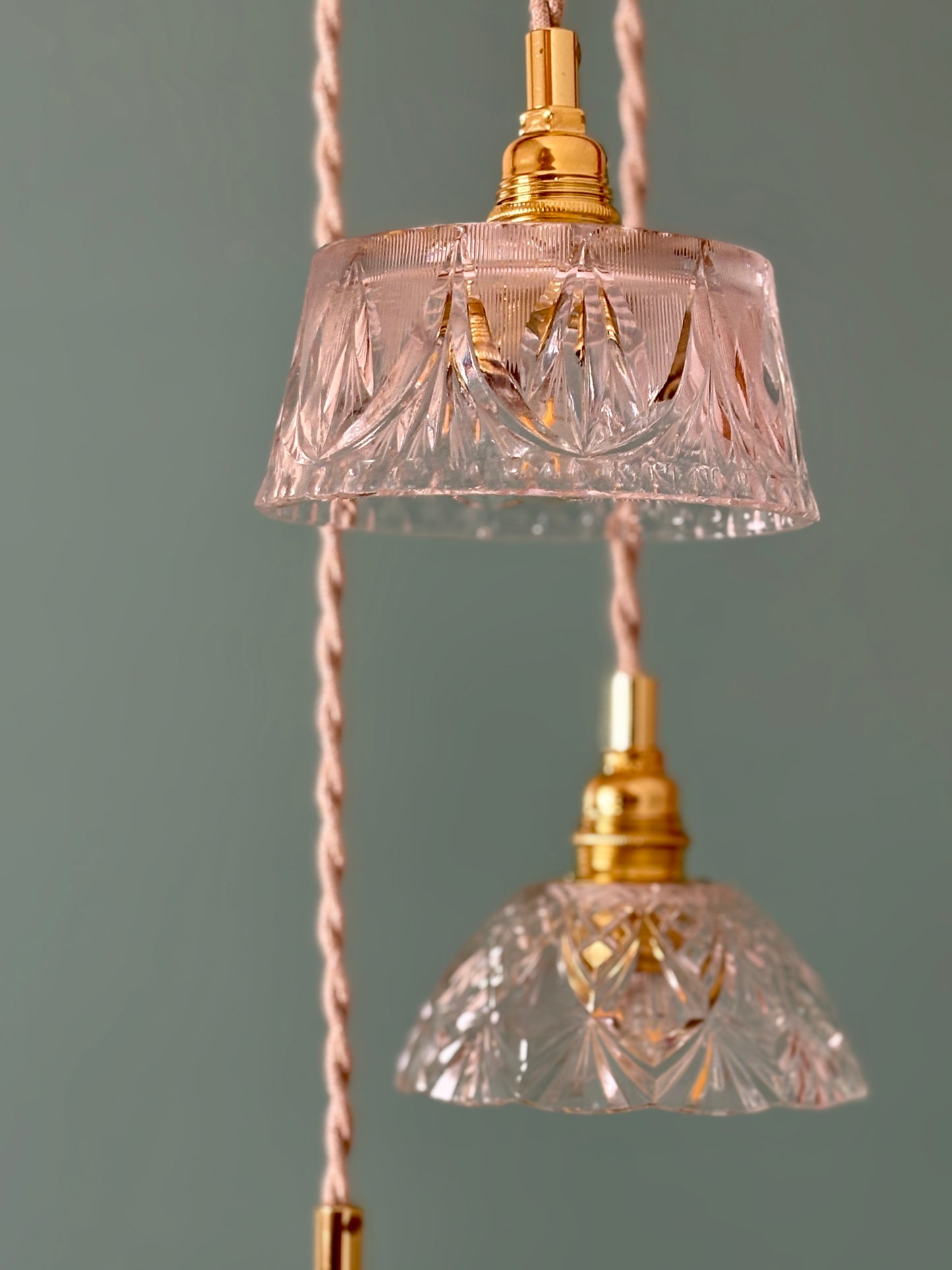 Suspension triple abat-jour vintage en verre et cristal ciselé - collection vaisselle