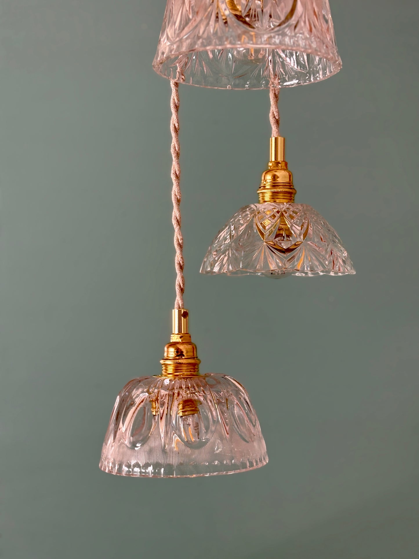Suspension triple abat-jour vintage en verre et cristal ciselé - collection vaisselle