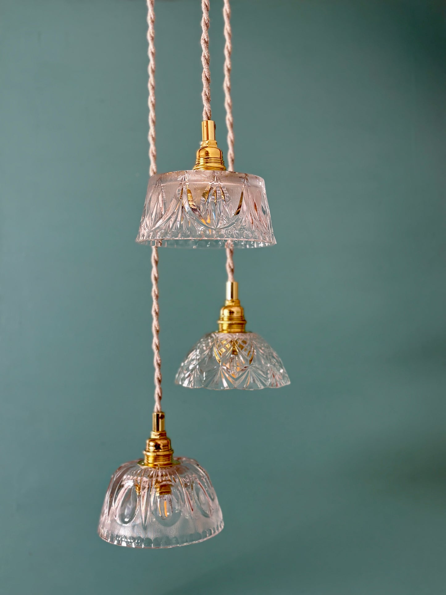 Suspension triple abat-jour vintage en verre et cristal ciselé - collection vaisselle
