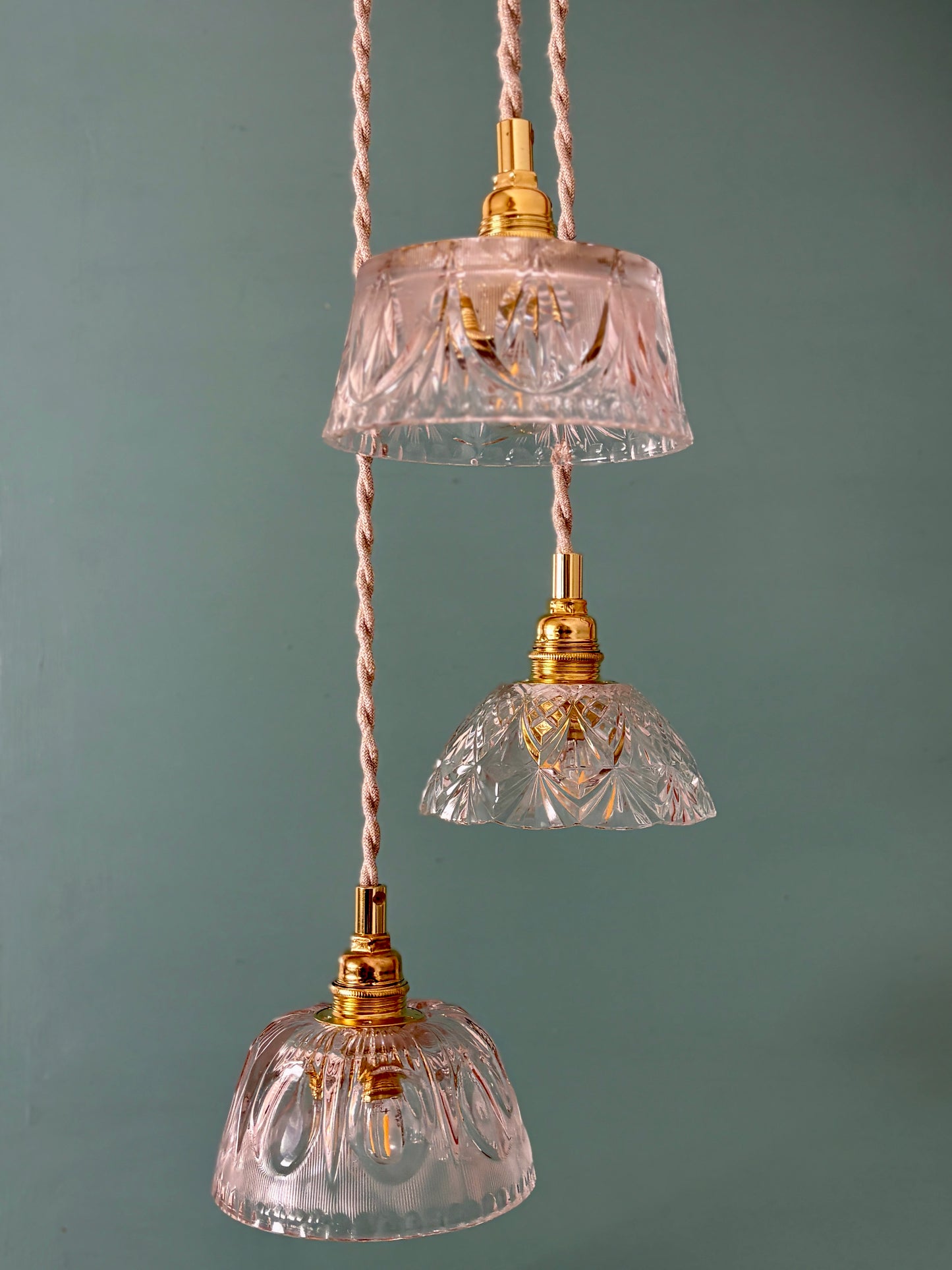 Suspension triple abat-jour vintage en verre et cristal ciselé - collection vaisselle