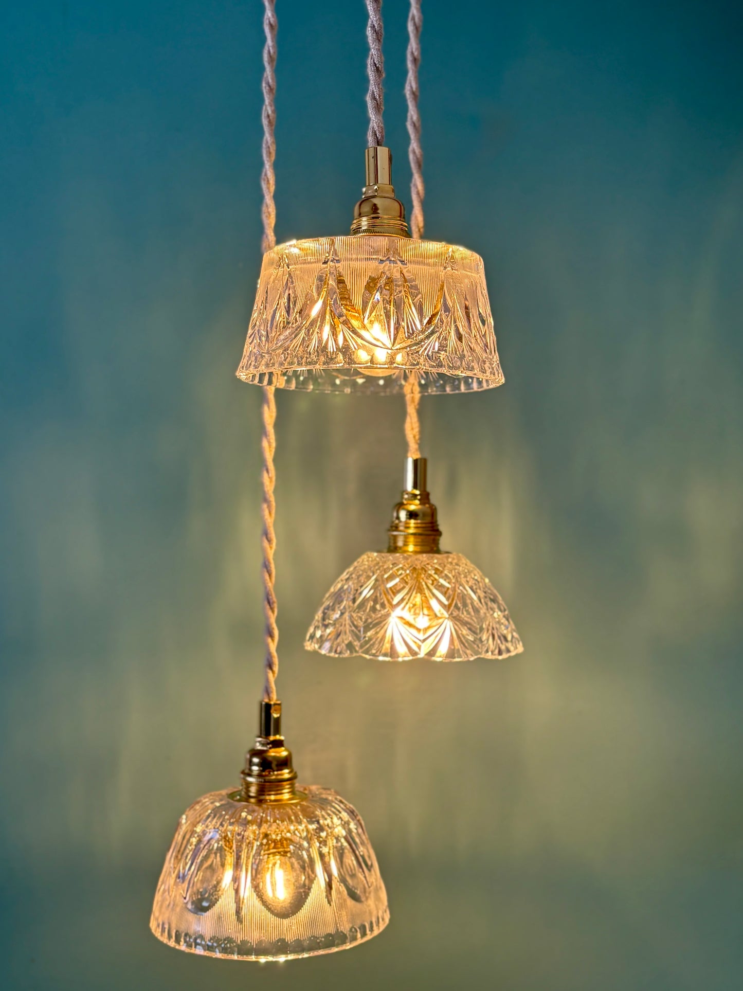 Suspension triple abat-jour vintage en verre et cristal ciselé - collection vaisselle