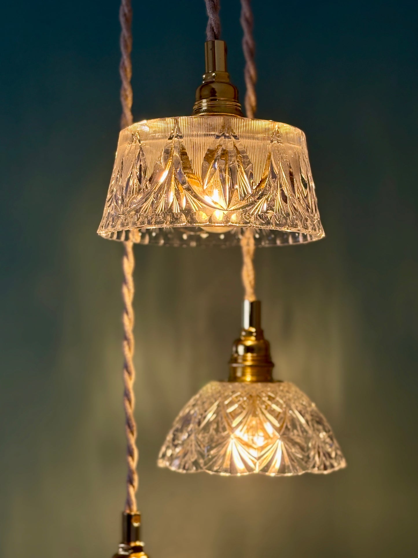 Suspension triple abat-jour vintage en verre et cristal ciselé - collection vaisselle