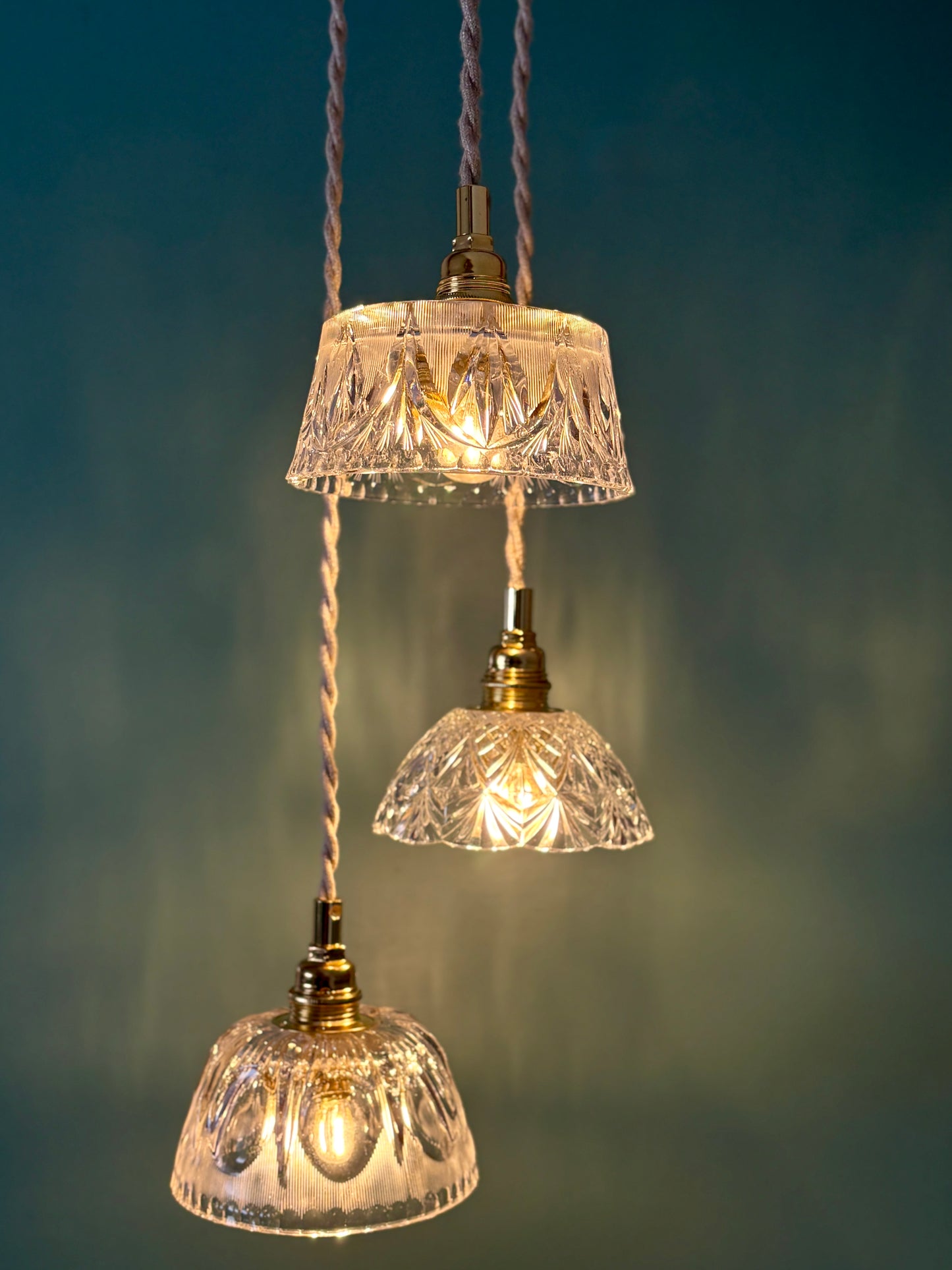 Suspension triple abat-jour vintage en verre et cristal ciselé - collection vaisselle