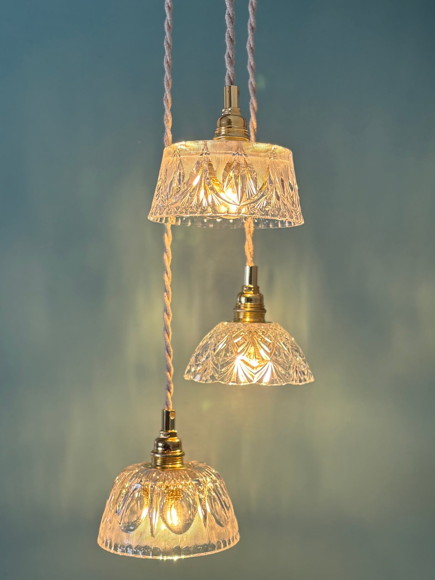 Suspension triple abat-jour vintage en verre et cristal ciselé - collection vaisselle