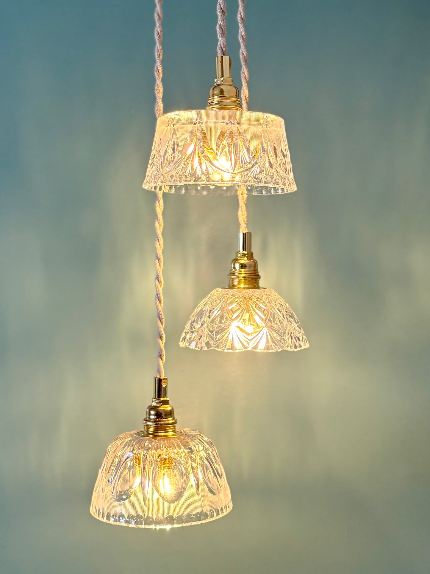 Suspension triple abat-jour vintage en verre et cristal ciselé - collection vaisselle