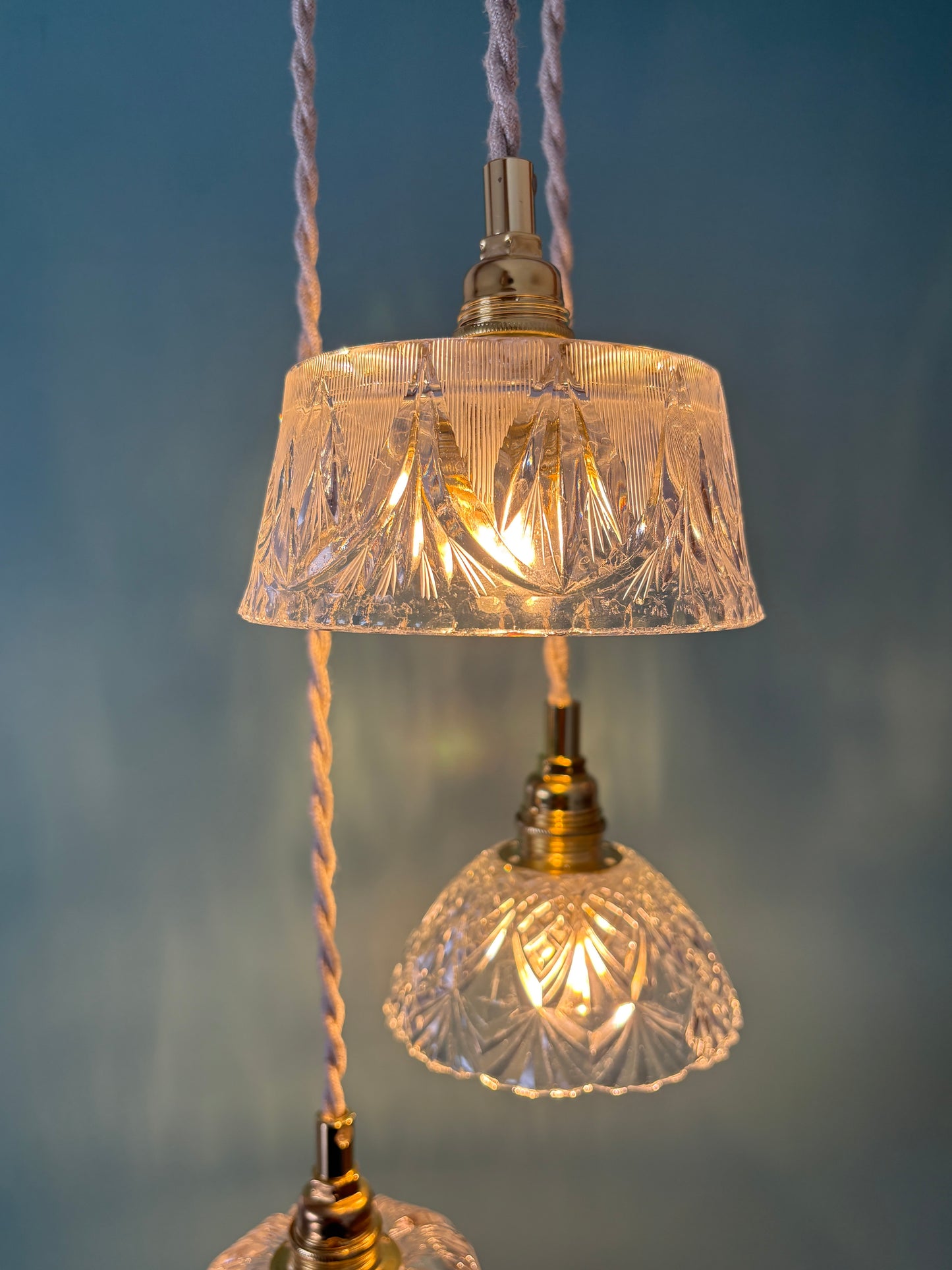 Suspension triple abat-jour vintage en verre et cristal ciselé - collection vaisselle