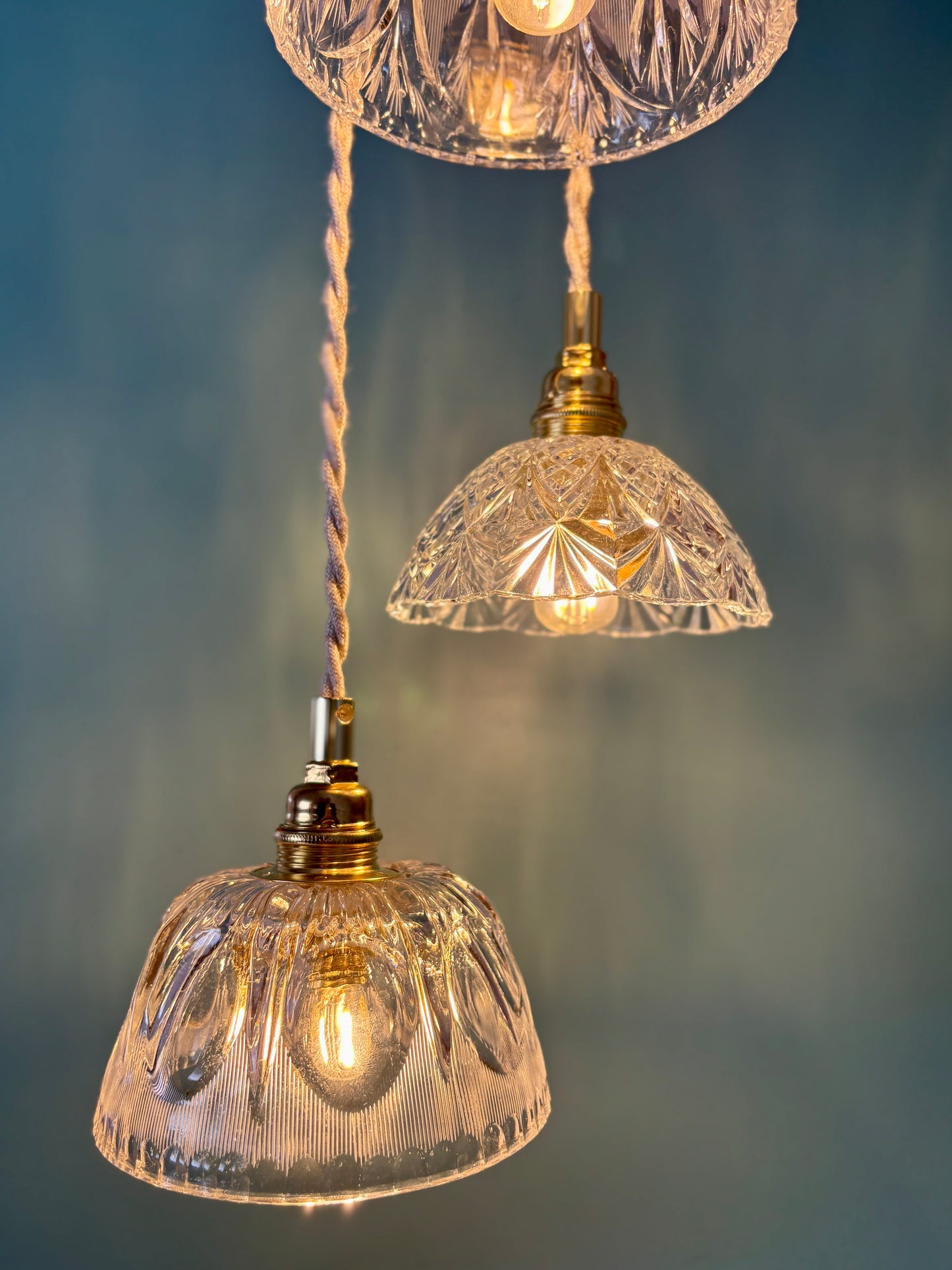 Suspension triple abat-jour vintage en verre et cristal ciselé - collection vaisselle