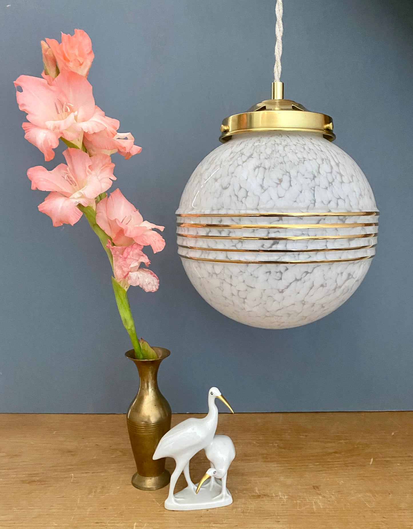 Suspension globe vintage en verre de CLichy blanc et doré