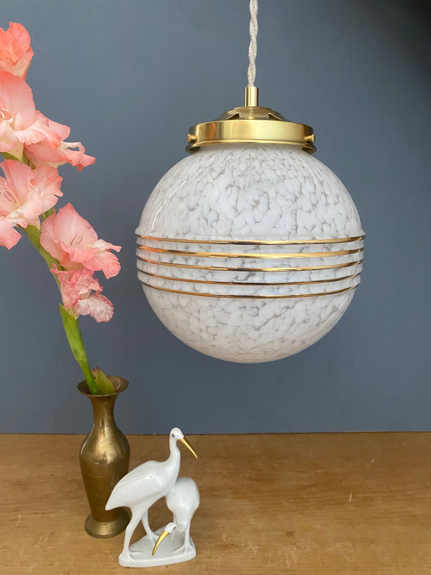 Suspension globe vintage en verre de CLichy blanc et doré