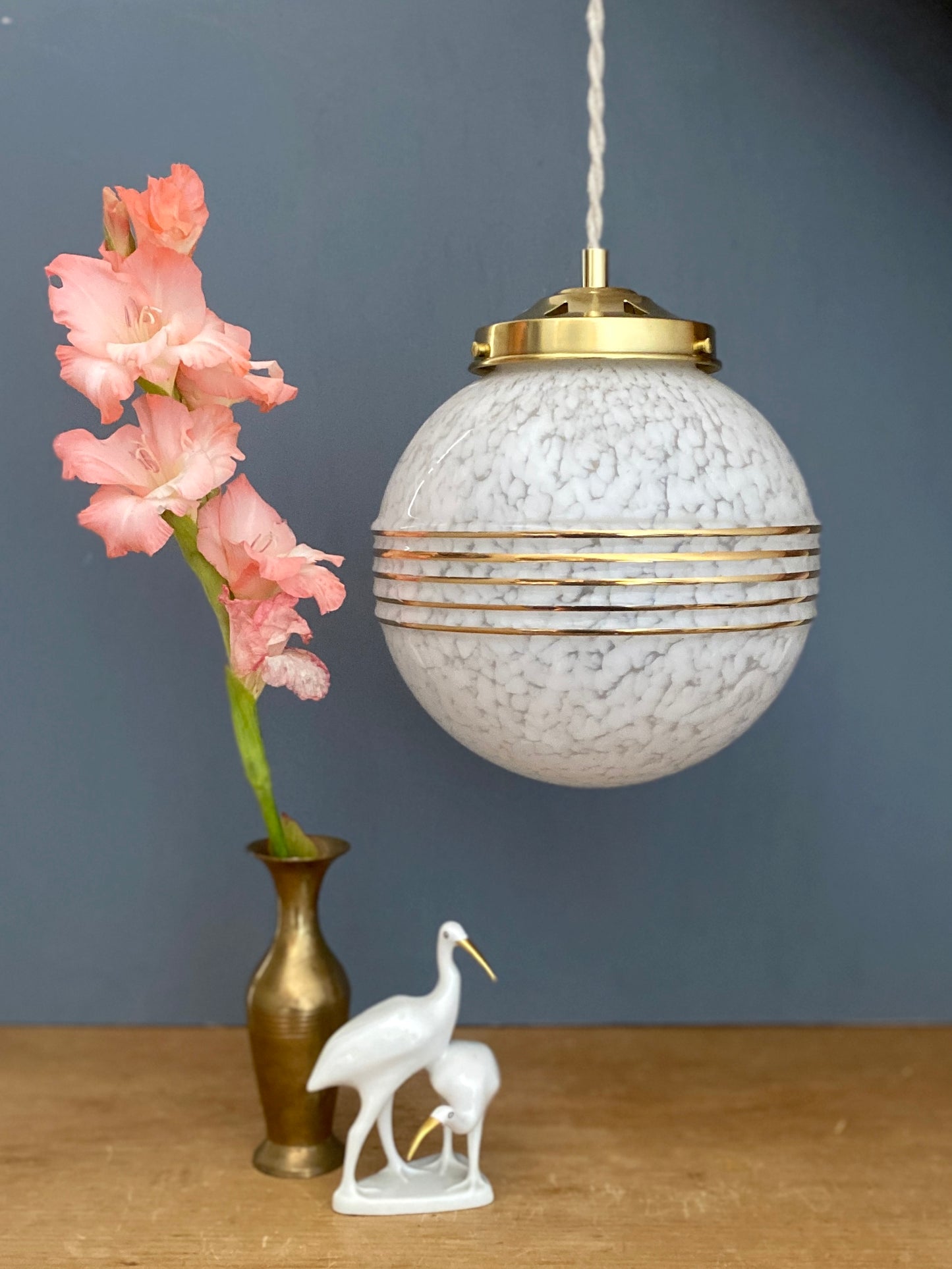 Suspension globe vintage en verre de CLichy blanc et doré