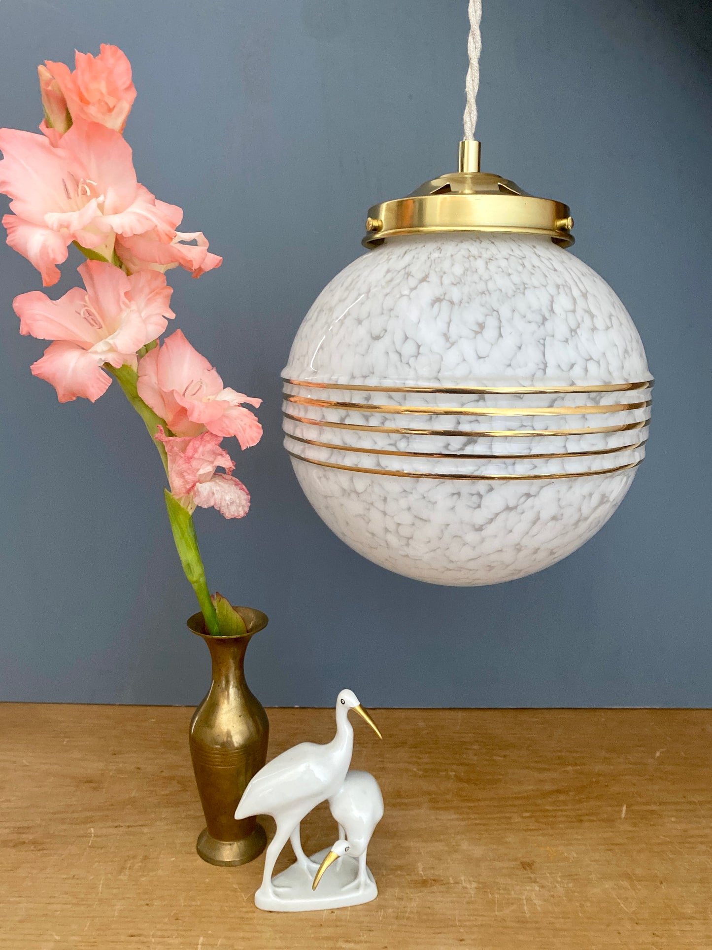 Suspension globe vintage en verre de CLichy blanc et doré