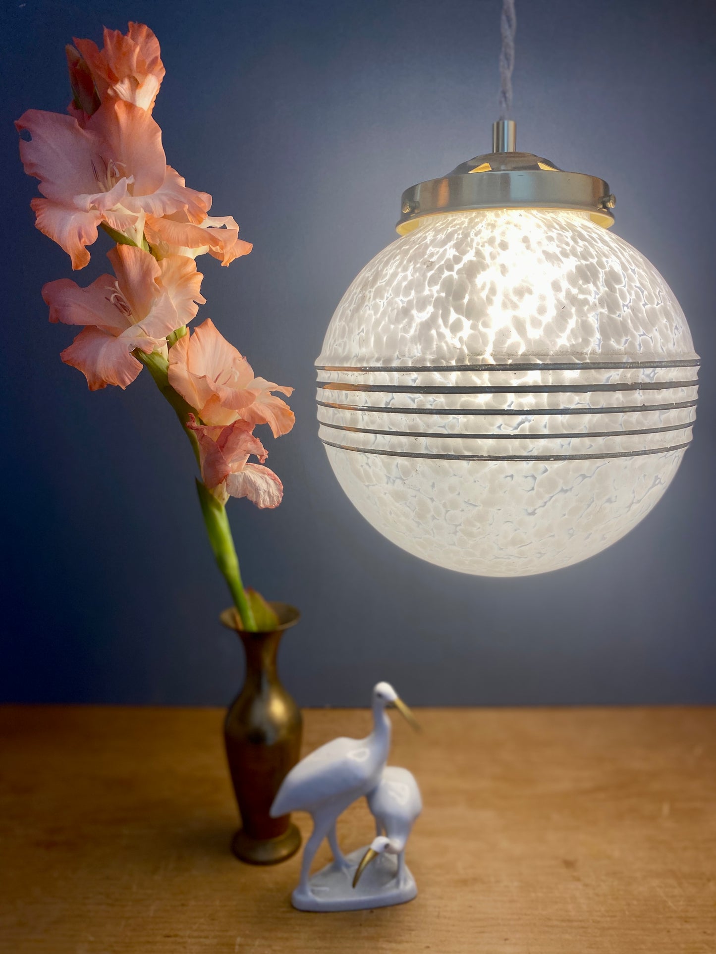 Suspension globe vintage en verre de CLichy blanc et doré