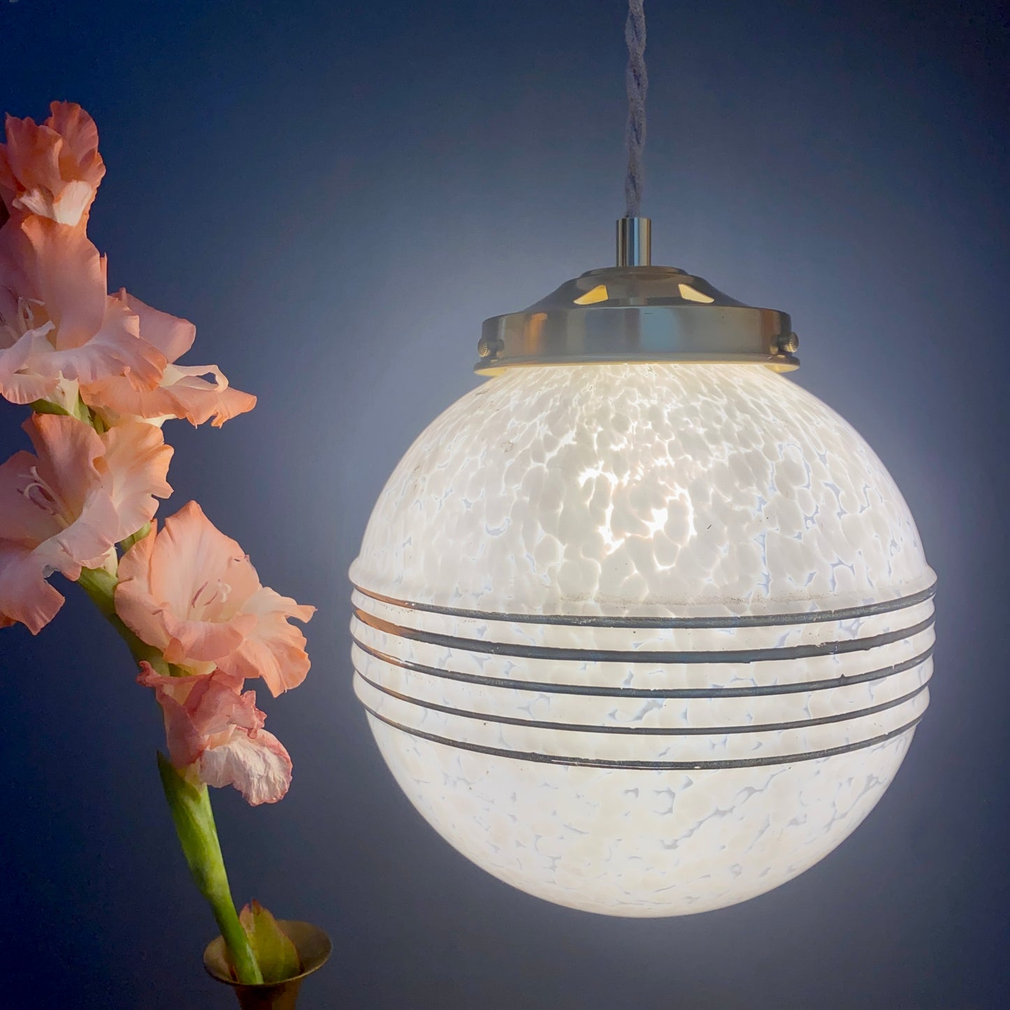 Suspension globe vintage en verre de CLichy blanc et doré