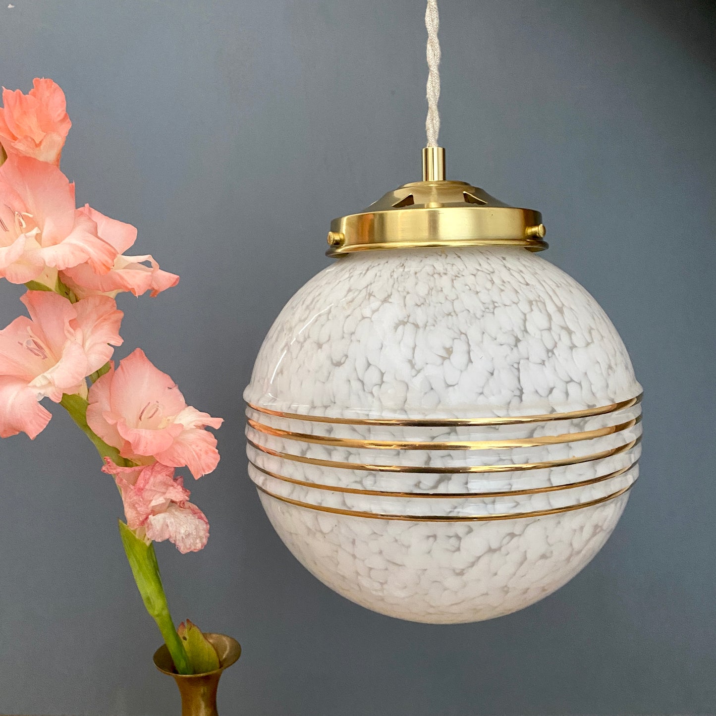 Suspension globe vintage en verre de CLichy blanc et doré