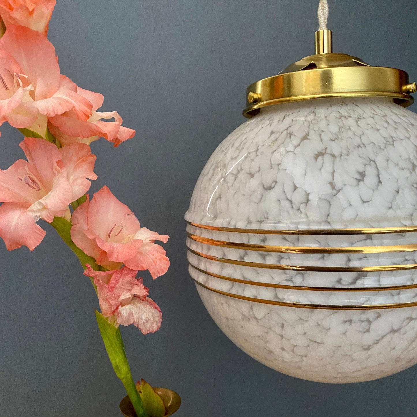 Suspension globe vintage en verre de CLichy blanc et doré