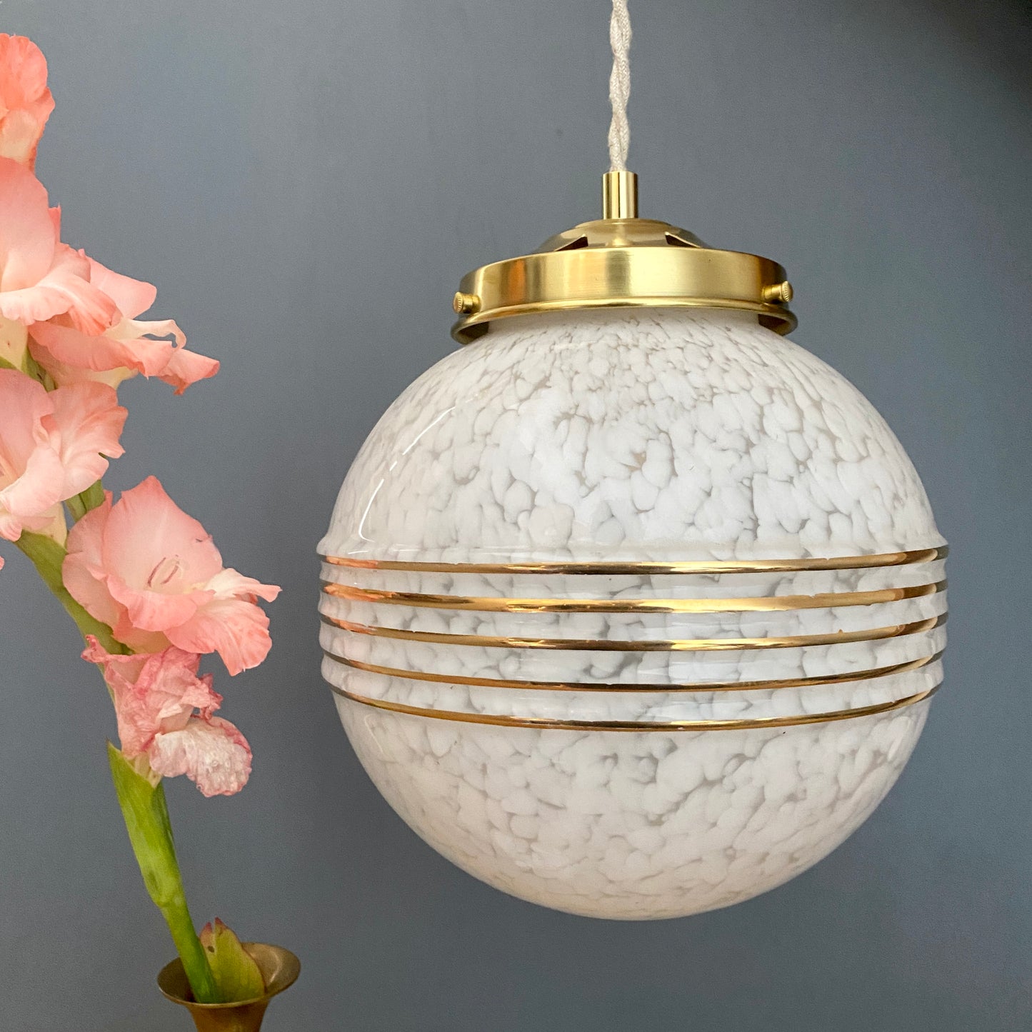 Suspension globe vintage en verre de CLichy blanc et doré