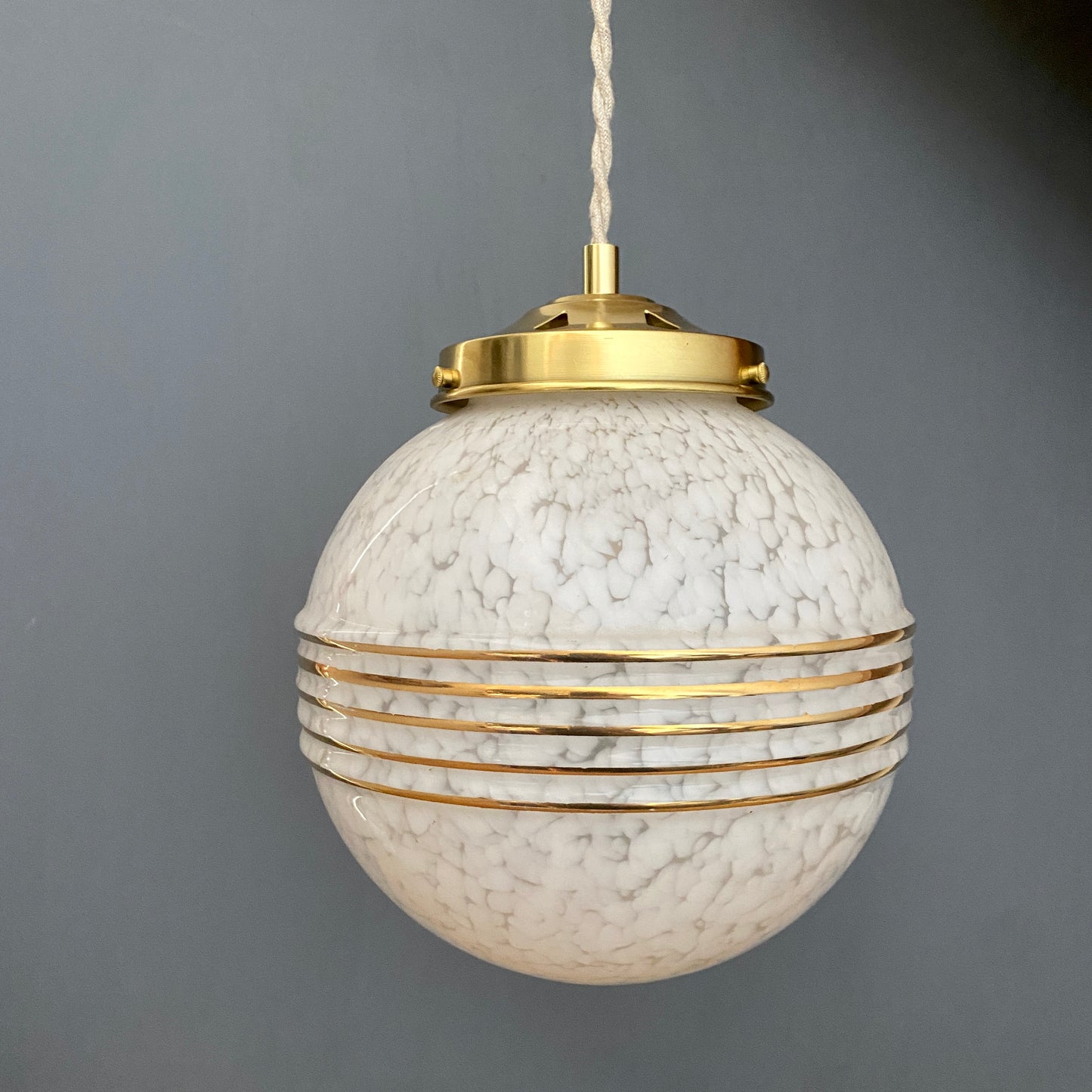 Suspension globe vintage en verre de CLichy blanc et doré