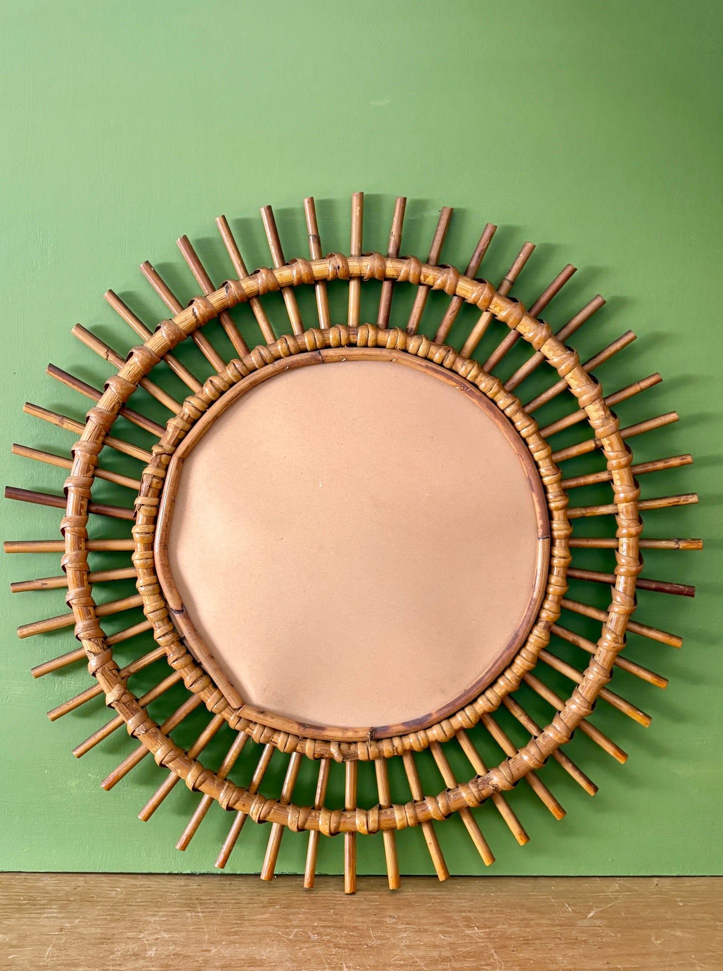 Miroir soleil vintage en rotin