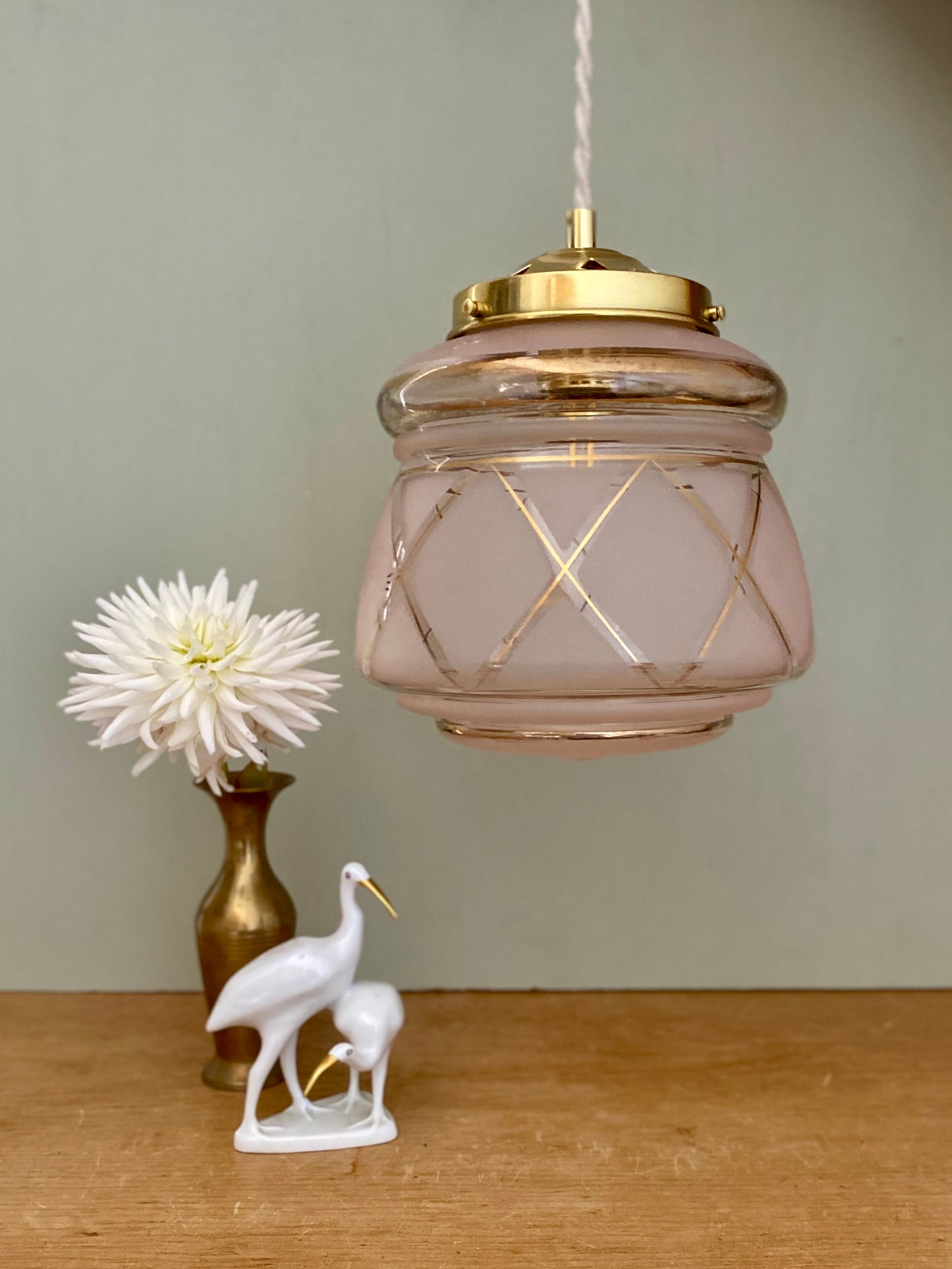 Suspension globe vintage art déco en verre rose et doré