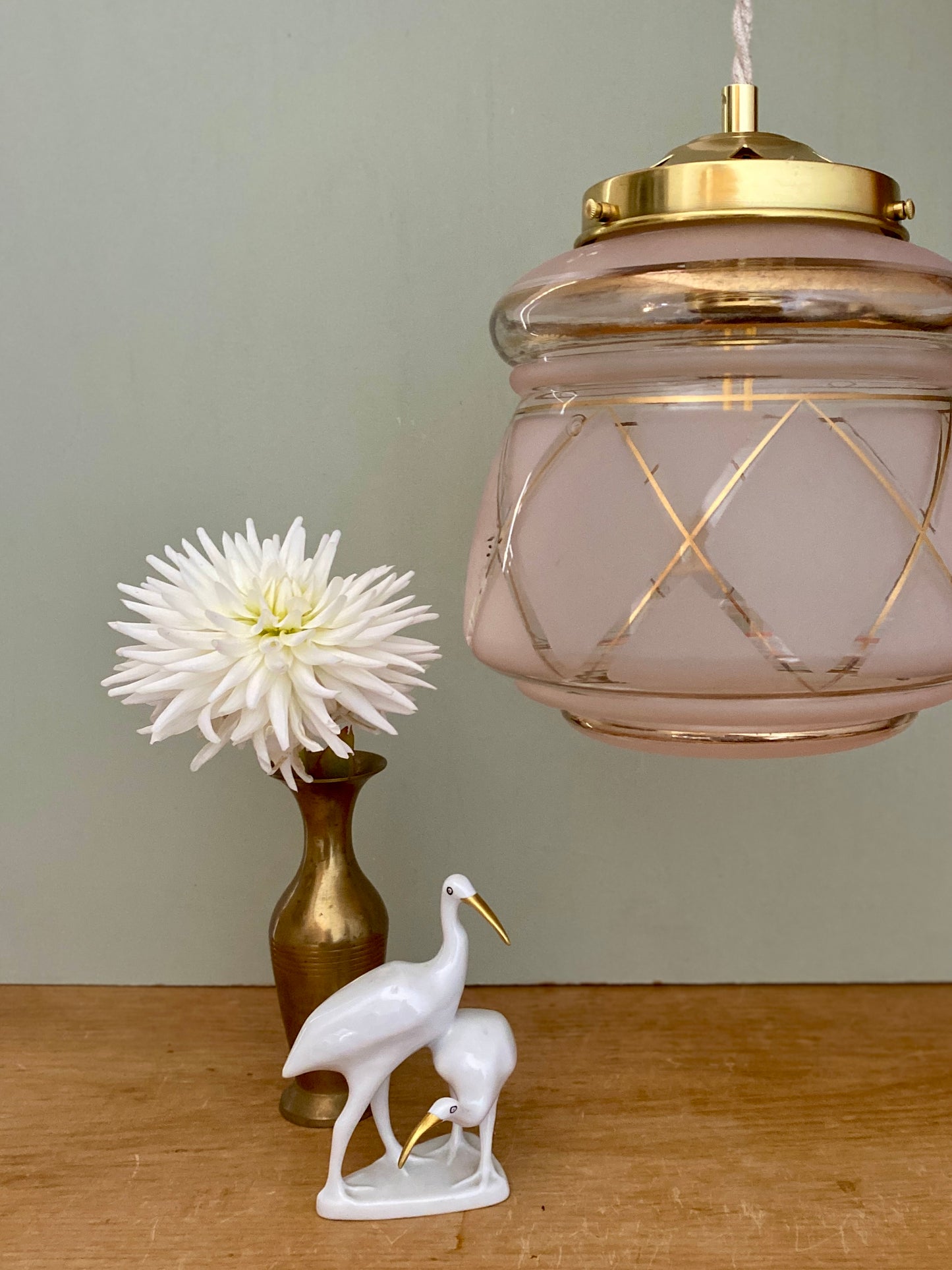 Suspension globe vintage art déco en verre rose et doré