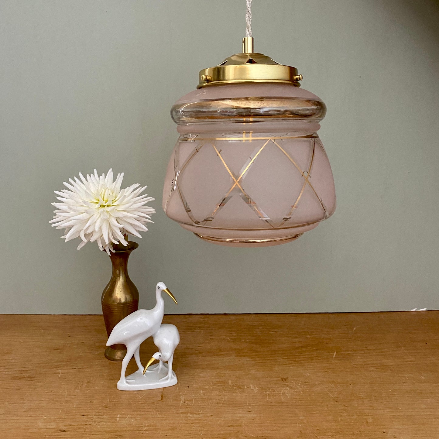 Suspension globe vintage art déco en verre rose et doré