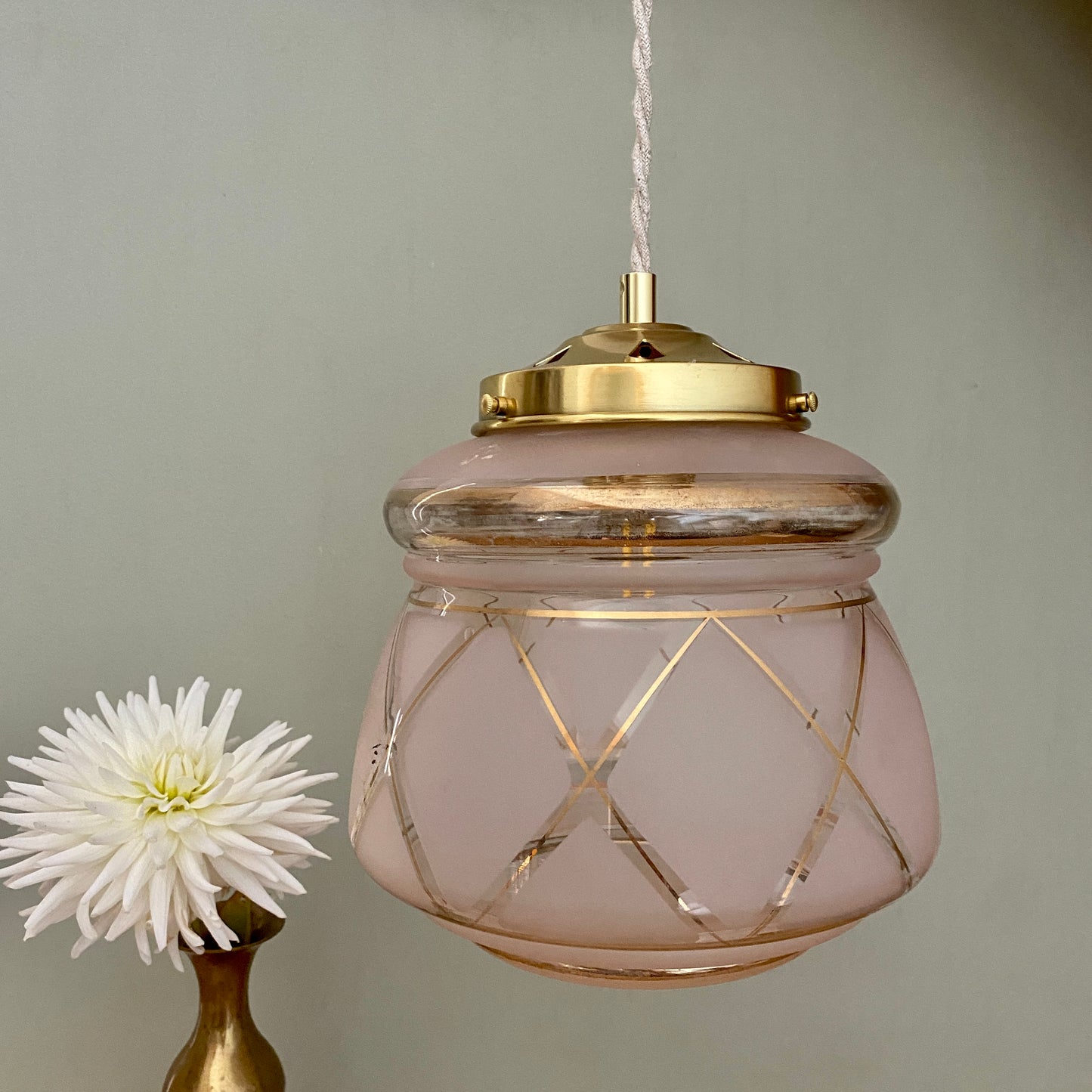 Suspension globe vintage art déco en verre rose et doré