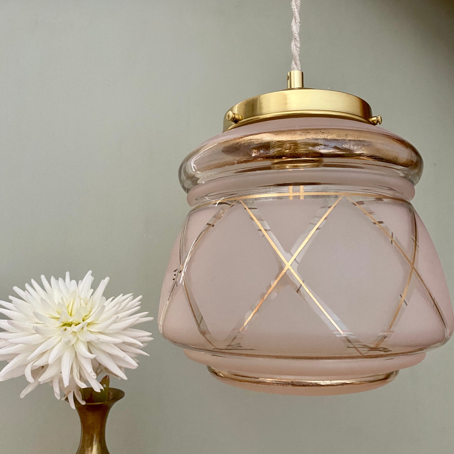 Suspension globe vintage art déco en verre rose et doré