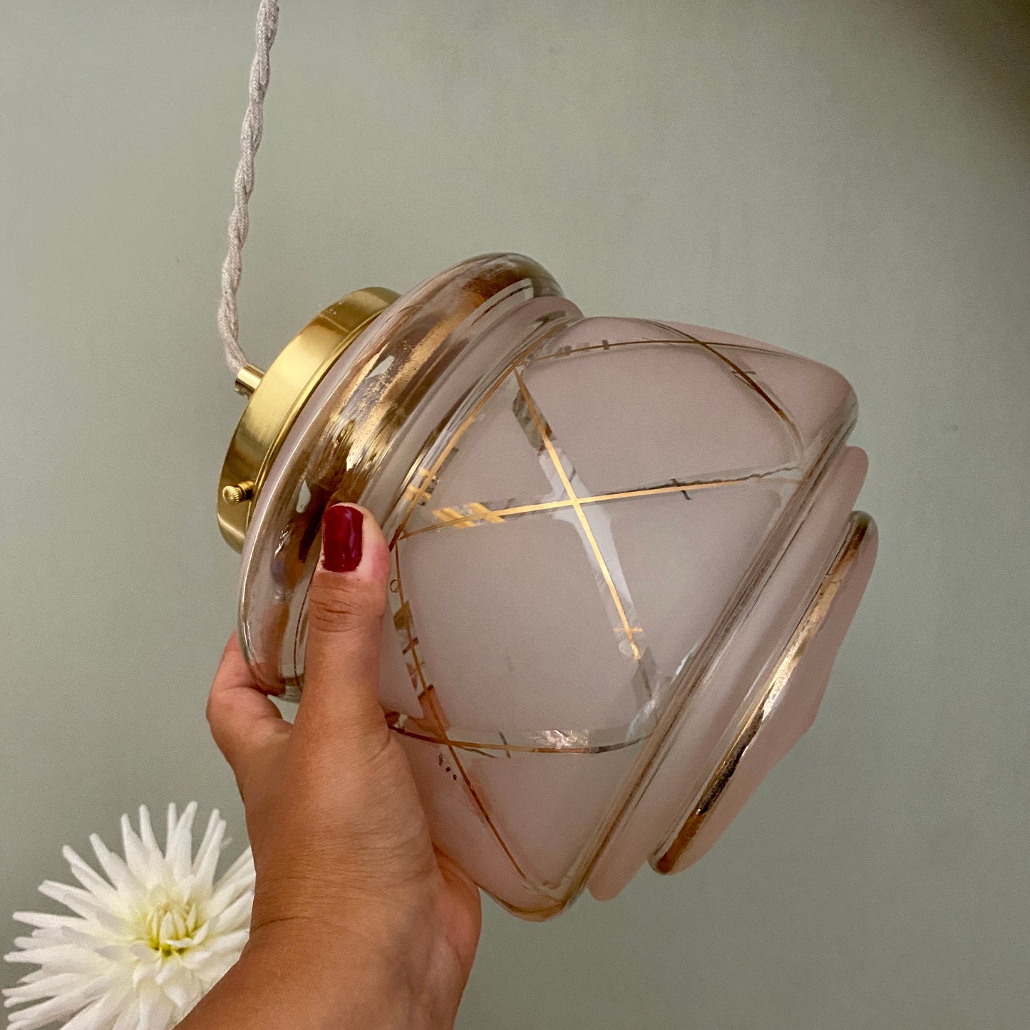 Suspension globe vintage art déco en verre rose et doré