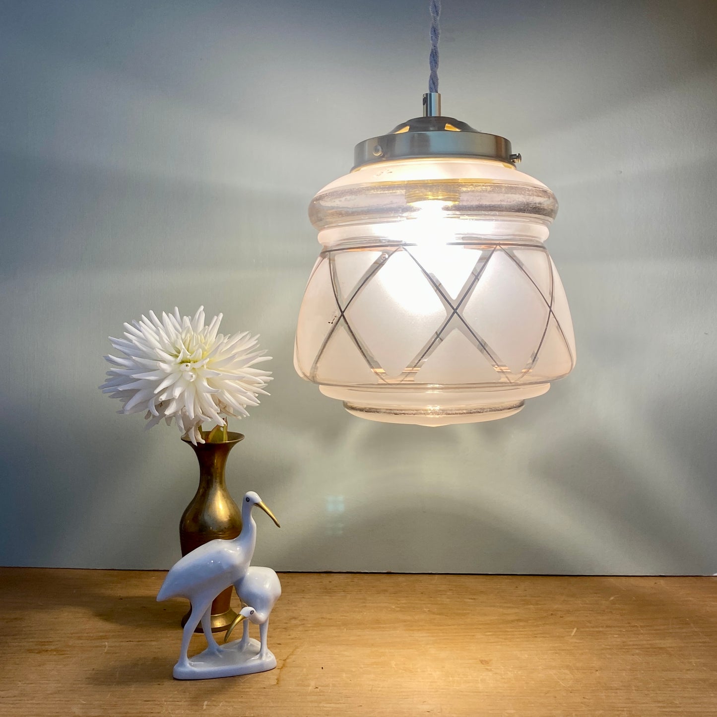 Suspension globe vintage art déco en verre rose et doré