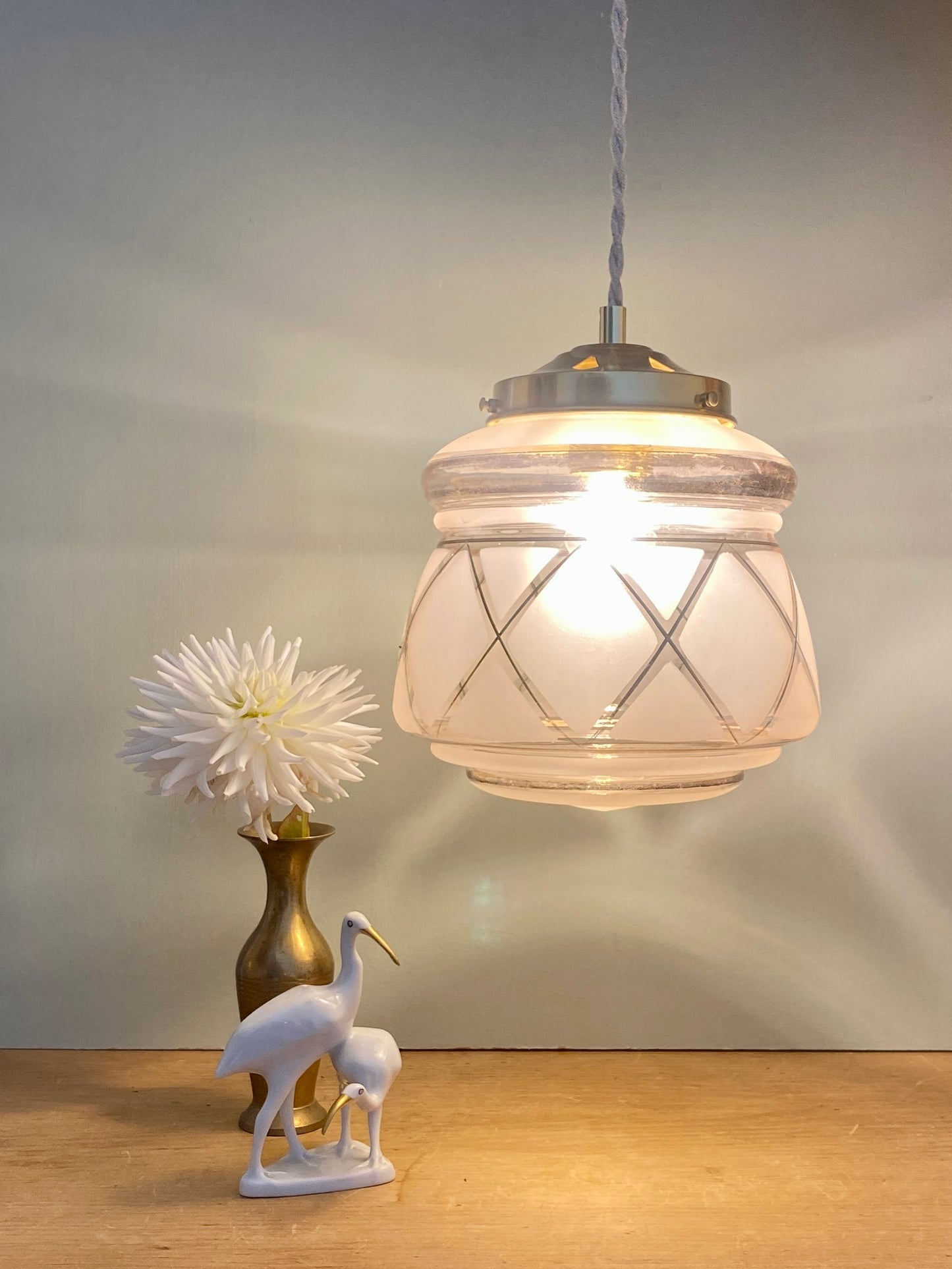 Suspension globe vintage art déco en verre rose et doré