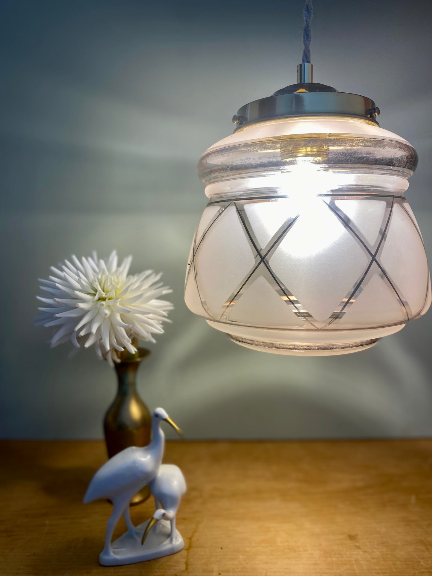 Suspension globe vintage art déco en verre rose et doré