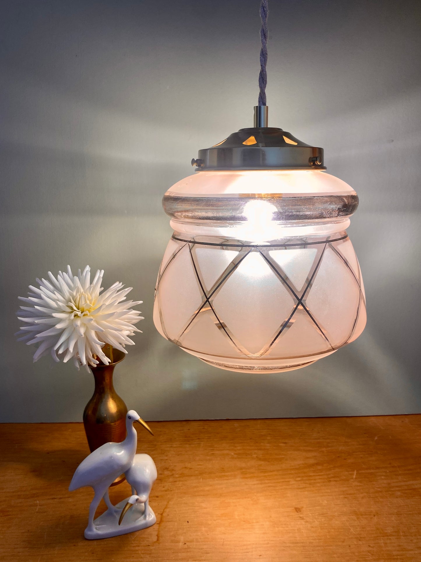 Suspension globe vintage art déco en verre rose et doré