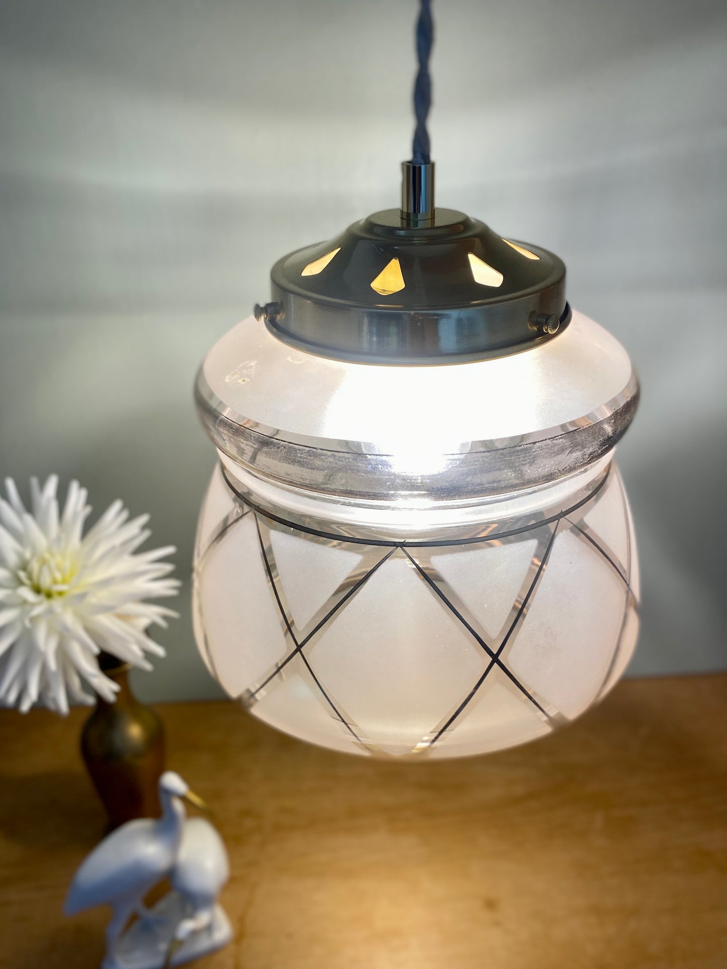 Suspension globe vintage art déco en verre rose et doré