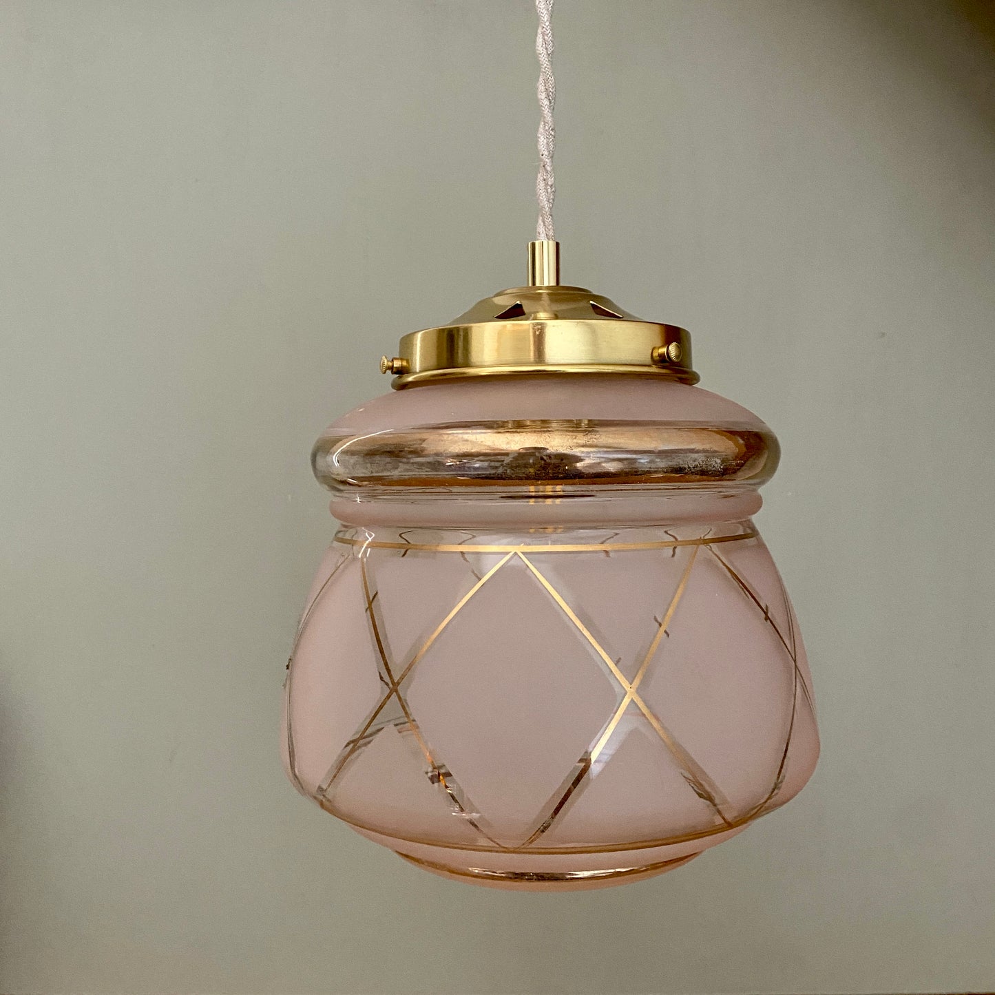 Suspension globe vintage art déco en verre rose et doré