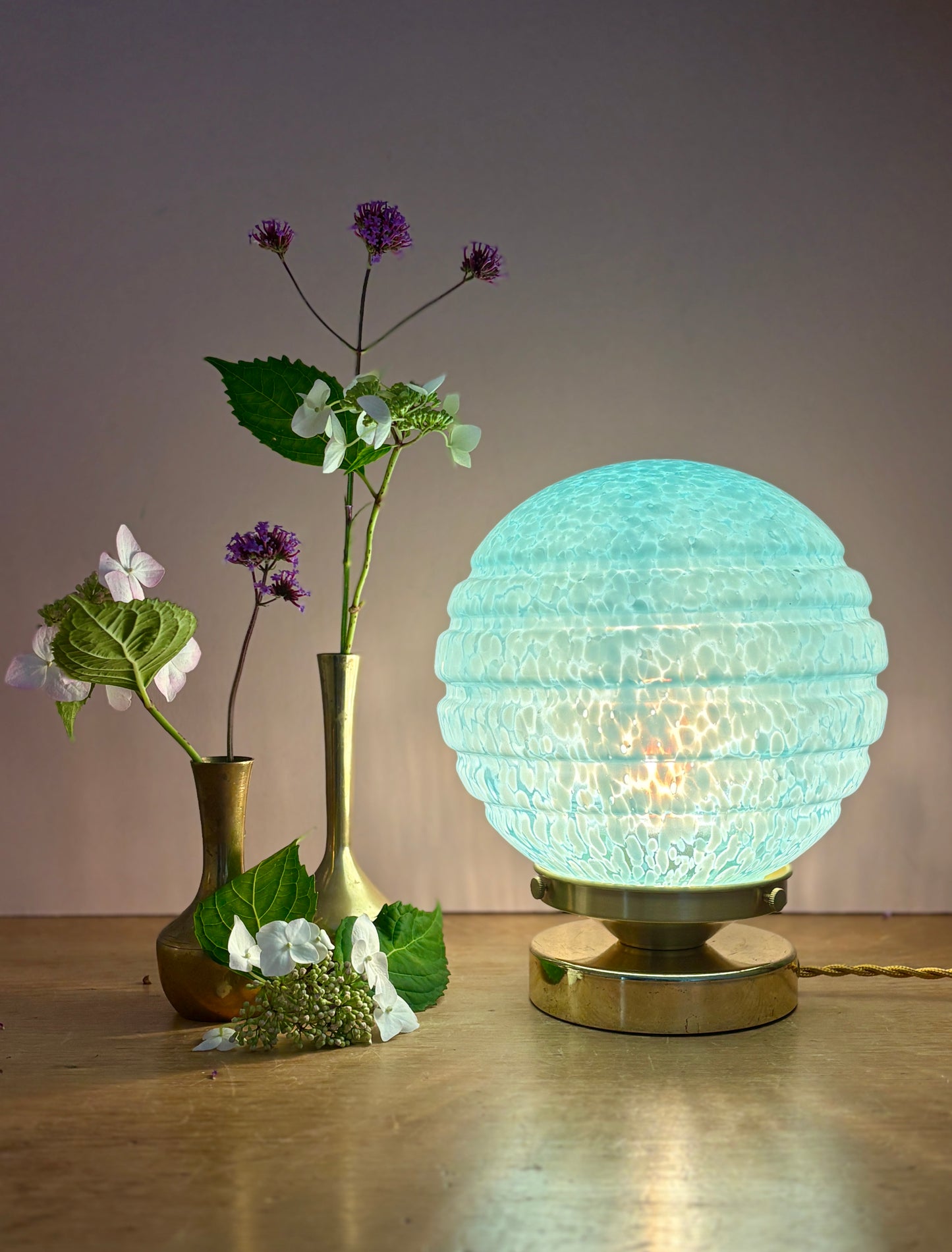 Lampe à poser globe vintage en verre de Clichy bleu