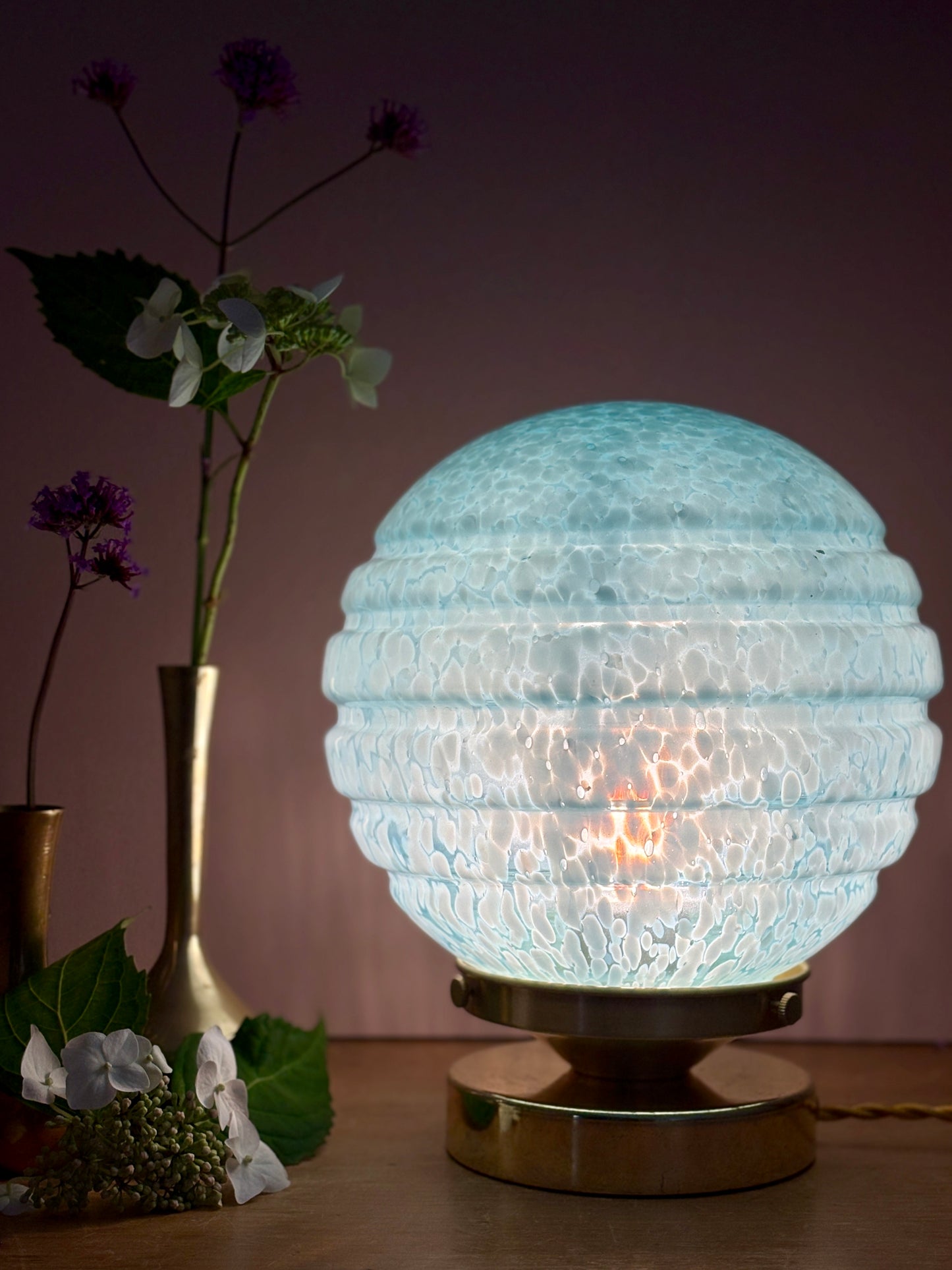 Lampe à poser globe vintage en verre de Clichy bleu