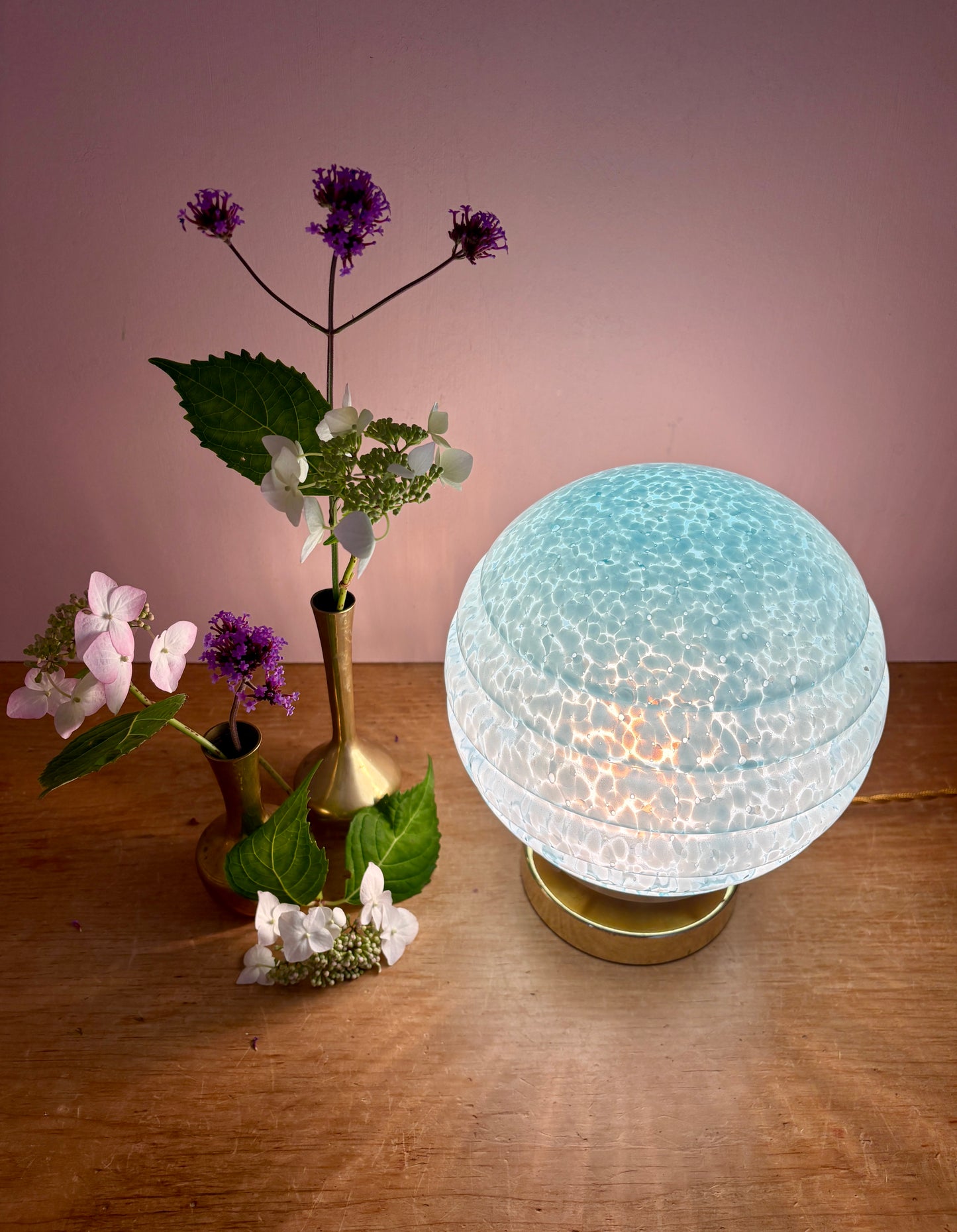 Lampe à poser globe vintage en verre de Clichy bleu