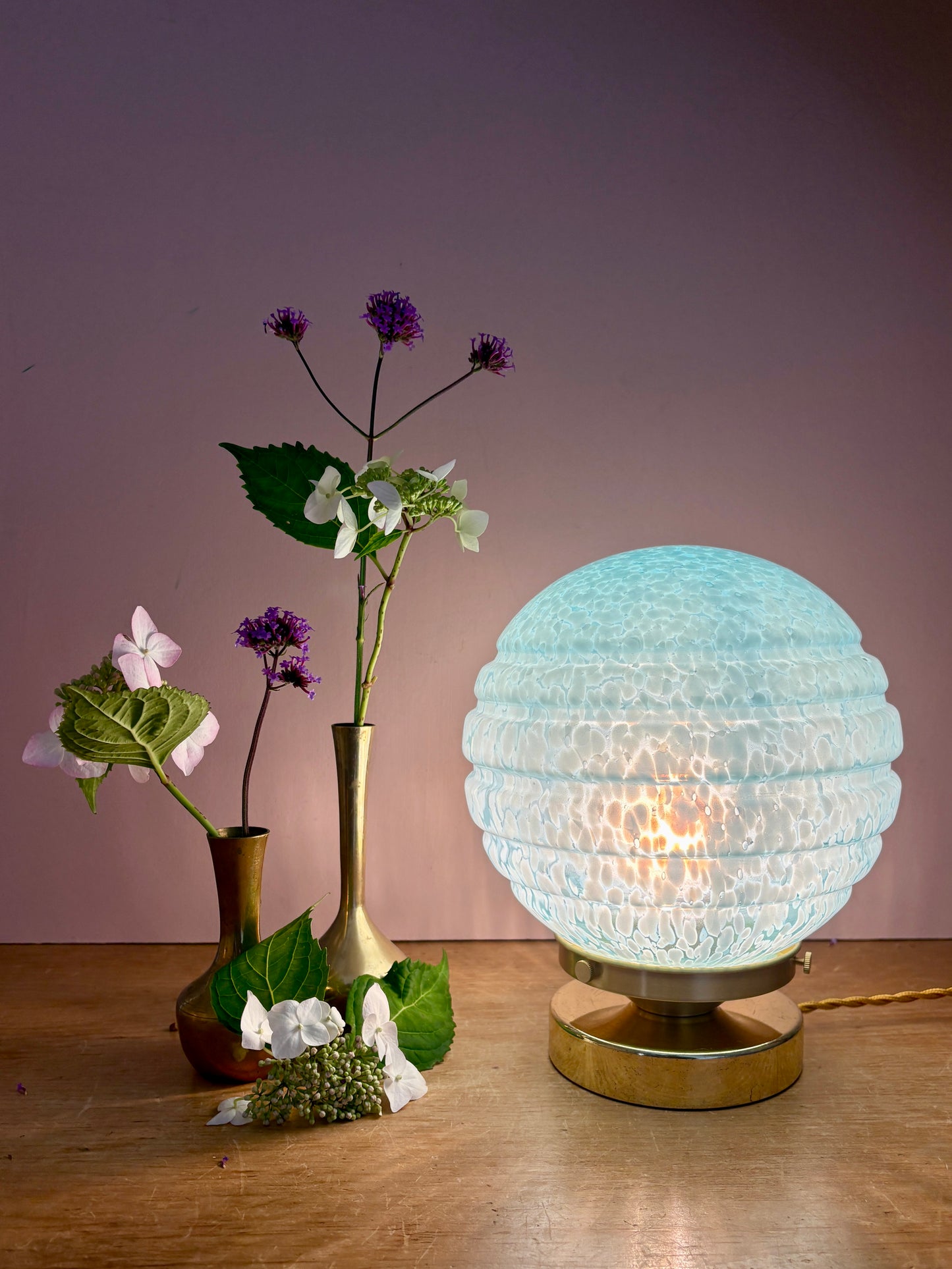 Lampe à poser globe vintage en verre de Clichy bleu