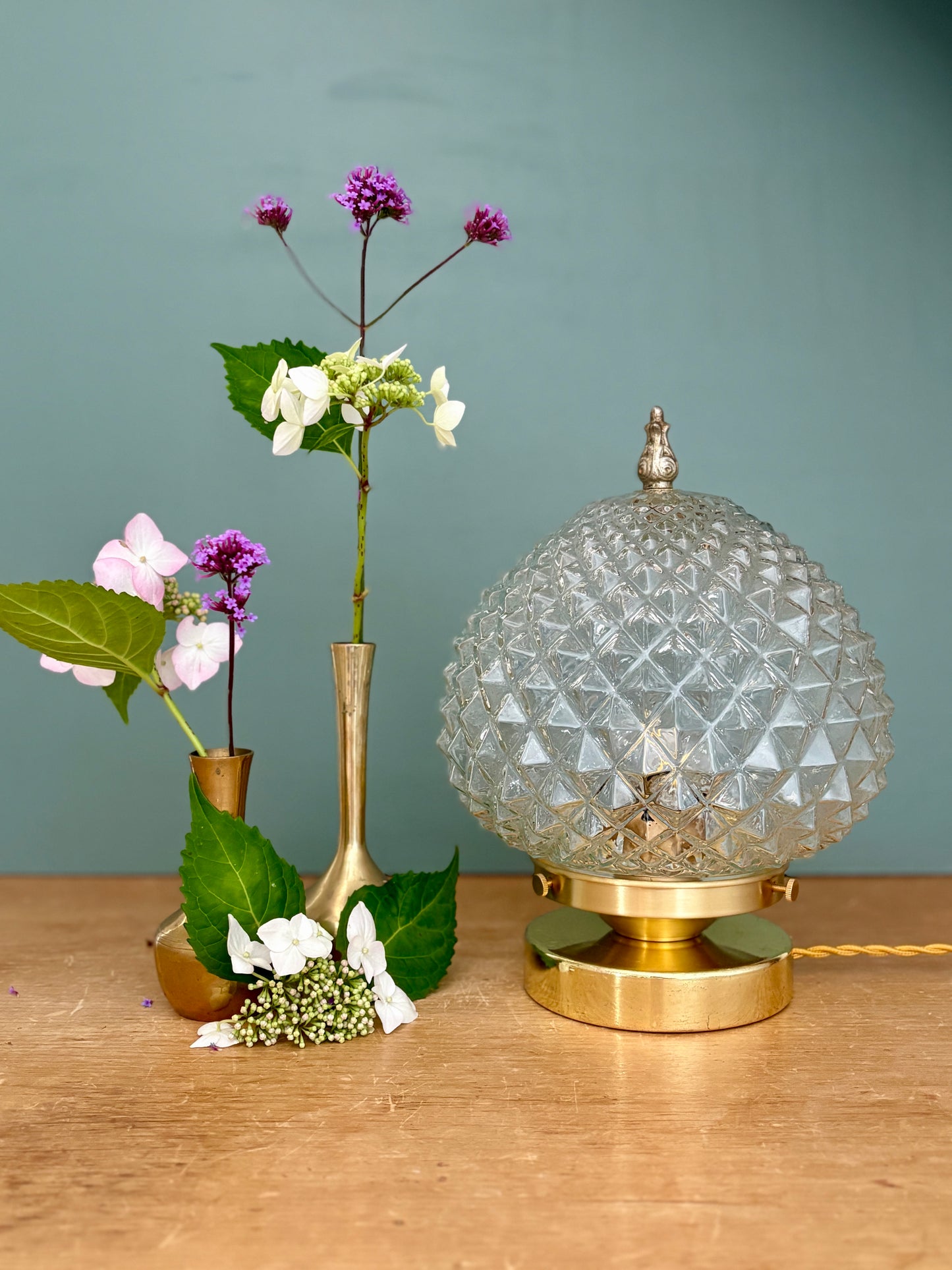 Lampe à poser globe vintage en verre moulé pointes de diamant
