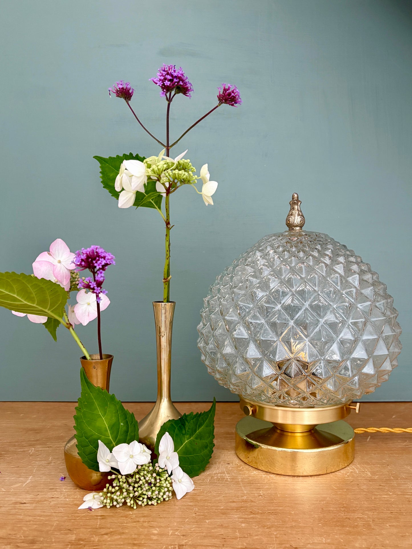 Lampe à poser globe vintage en verre moulé pointes de diamant