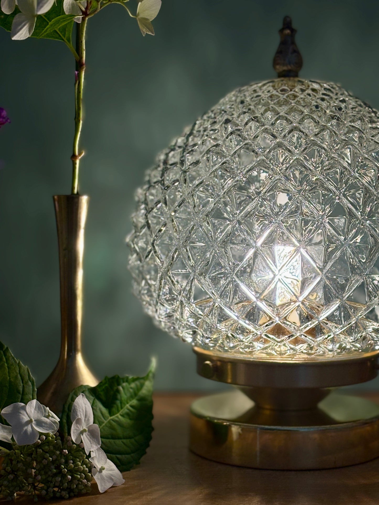 Lampe à poser globe vintage en verre moulé pointes de diamant