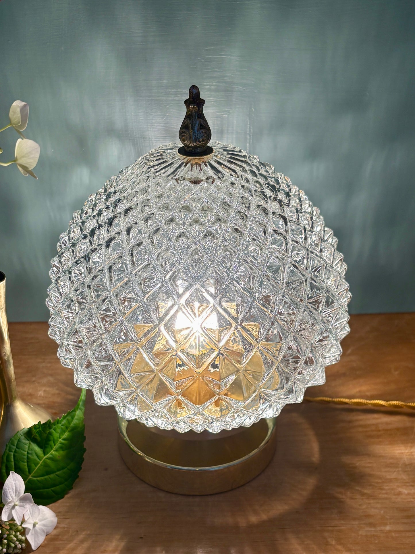 Lampe à poser globe vintage en verre moulé pointes de diamant