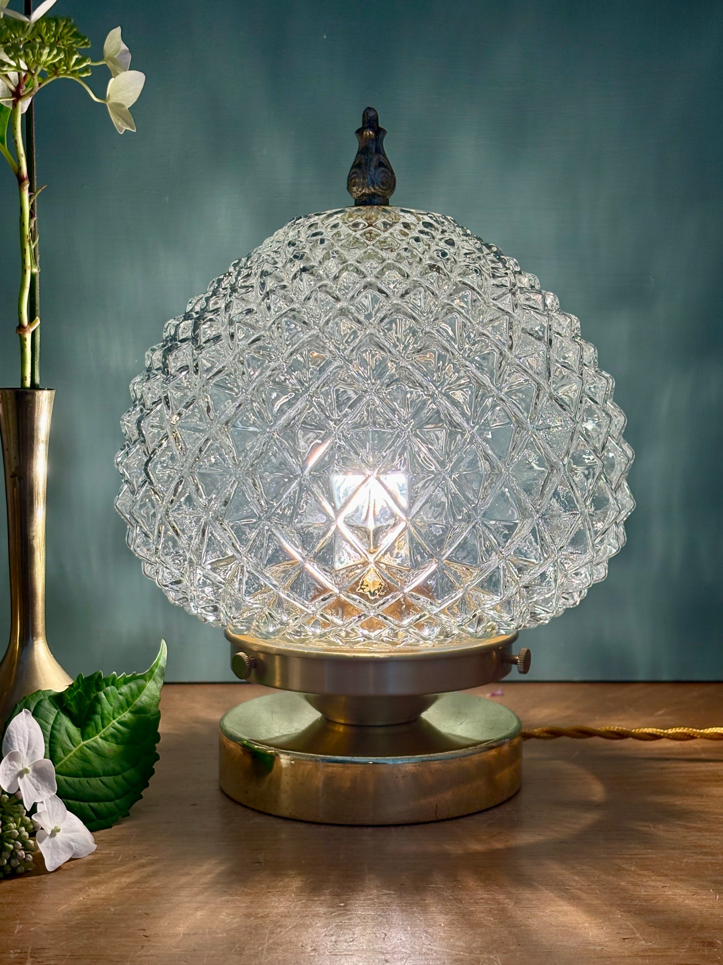 Lampe à poser globe vintage en verre moulé pointes de diamant