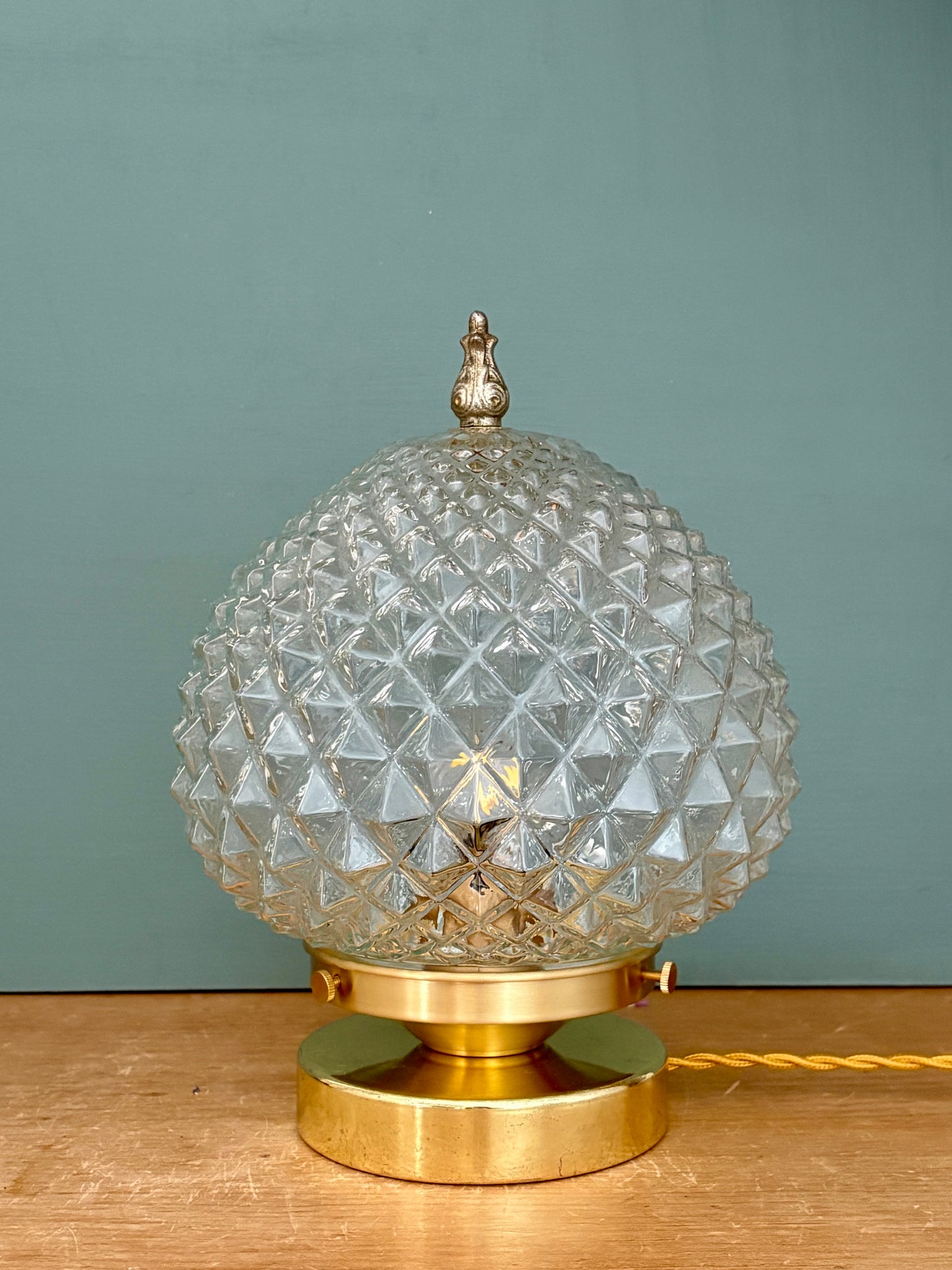 Lampe à poser globe vintage en verre moulé pointes de diamant