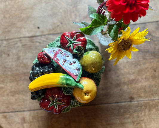 Plat vintage en barbotine décors de fruit