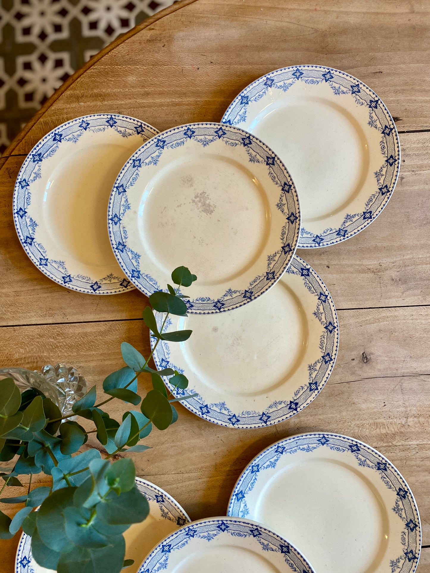 Lot de 8 assiettes plates anciennes en terre de fer - Lavoisier de Choisy le Roi