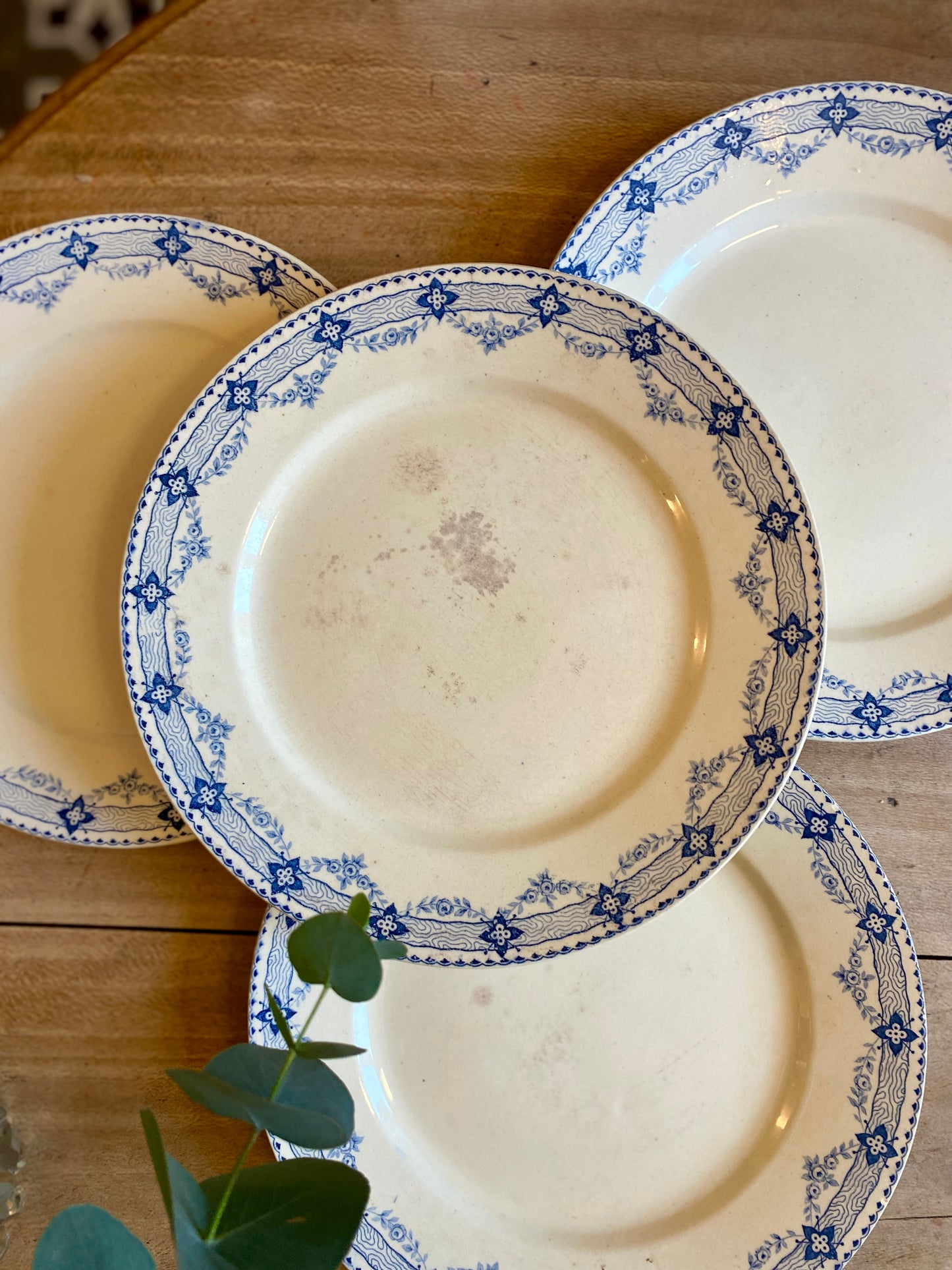 Lot de 8 assiettes plates anciennes en terre de fer - Lavoisier de Choisy le Roi